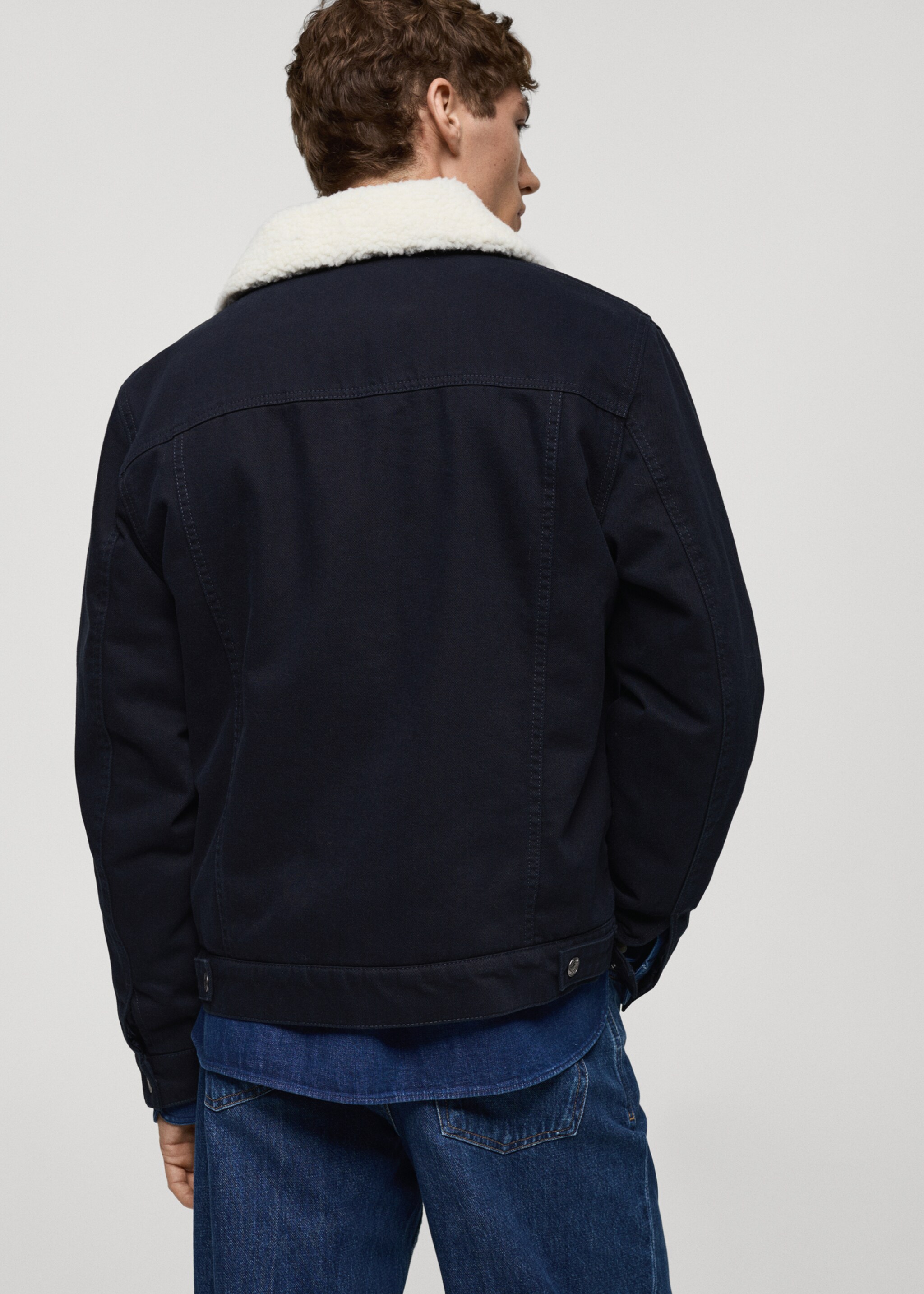 Blouson en jean col imitation mouton retourné - Verso de l’article