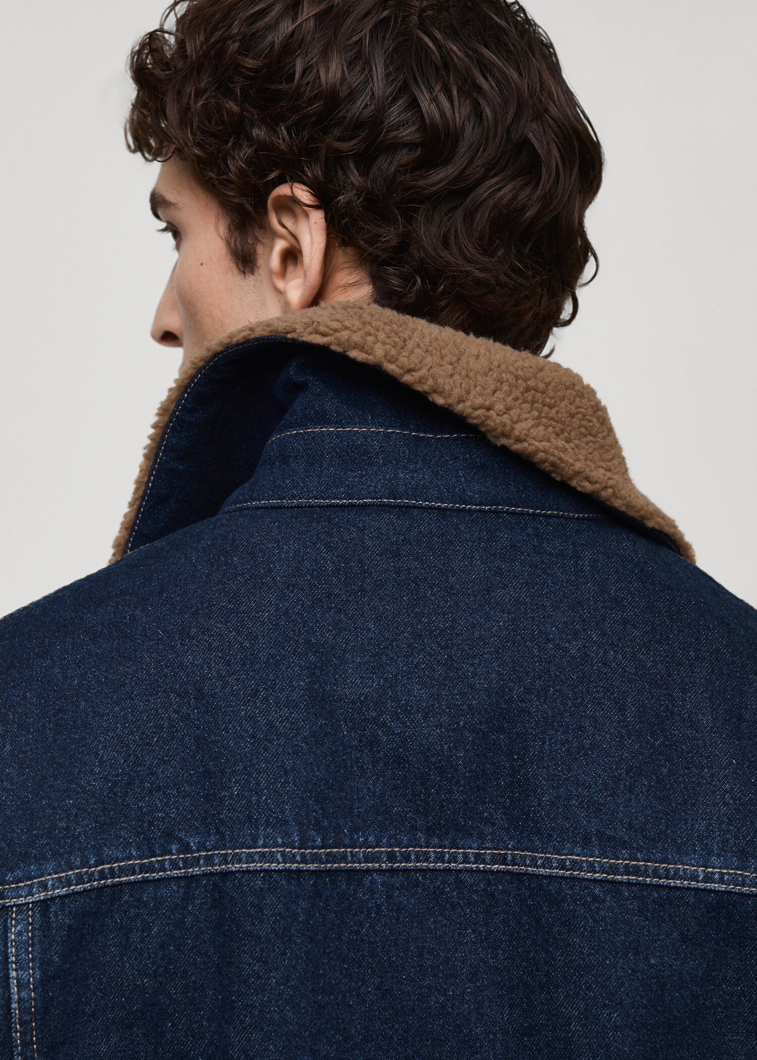 Denim jacket with shearling lining - Details of the article 6