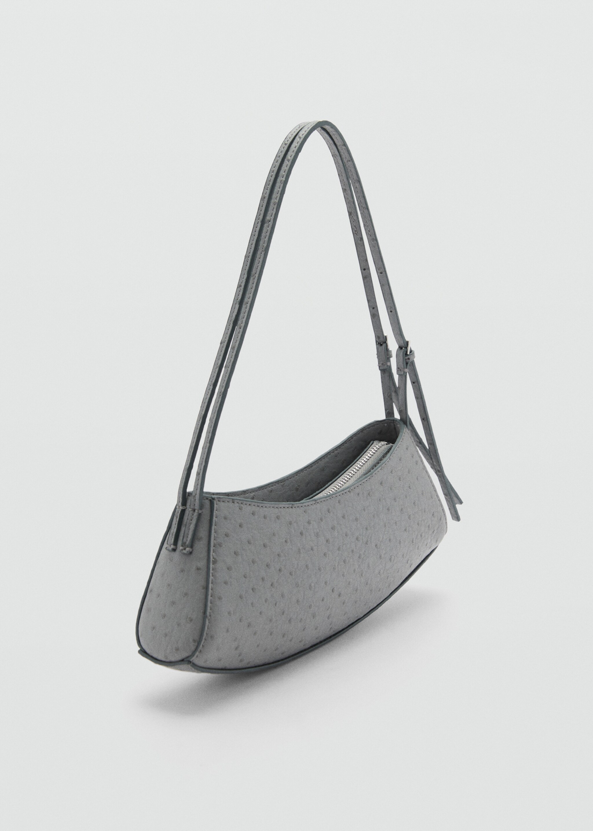 Oval textured bag - Средний план