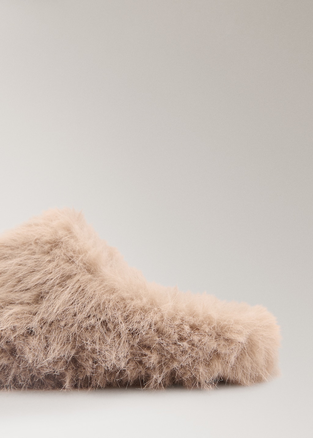 Slippers with fur effect