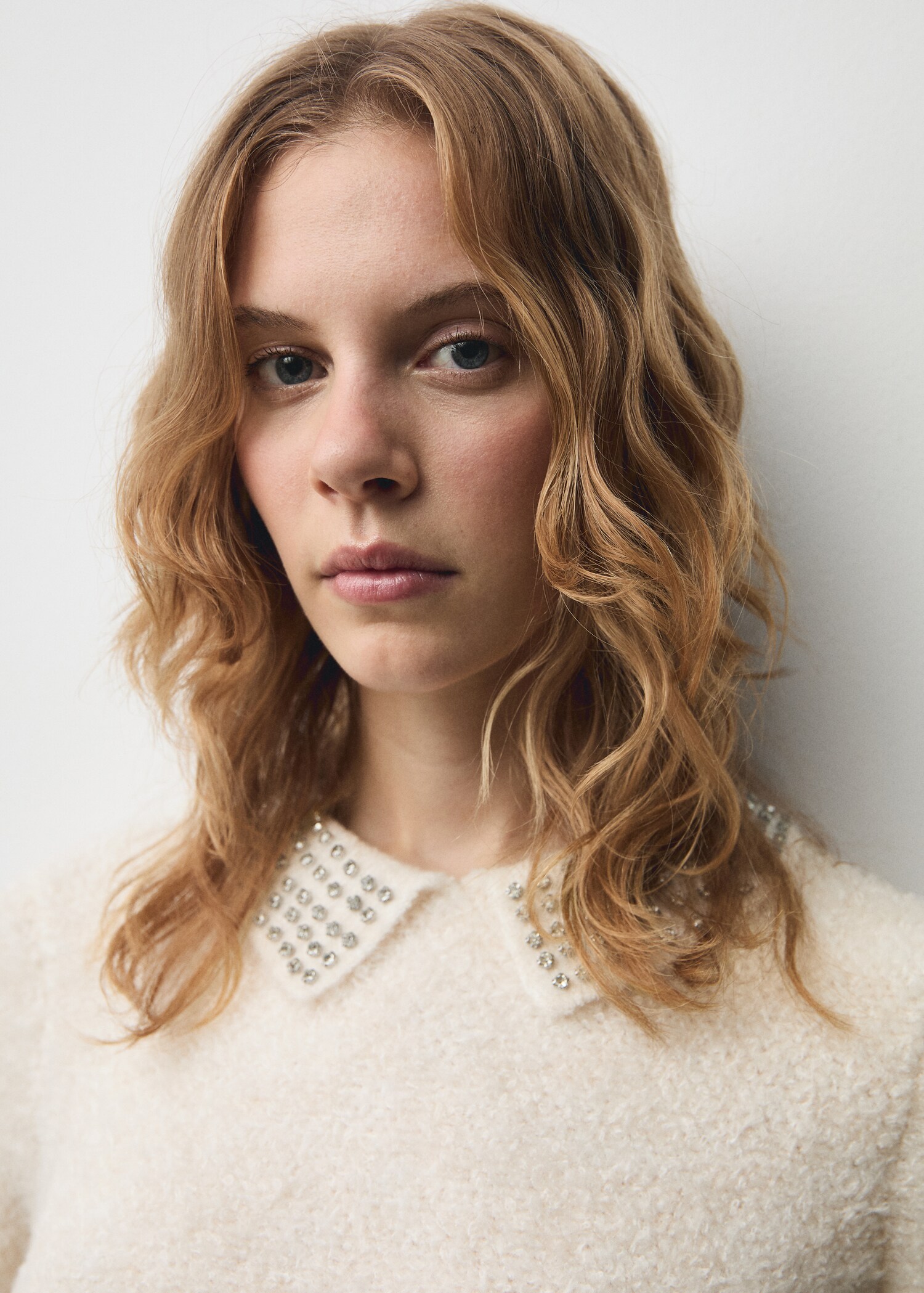 Polo-neck sweater with rhinestones - Details of the article 1