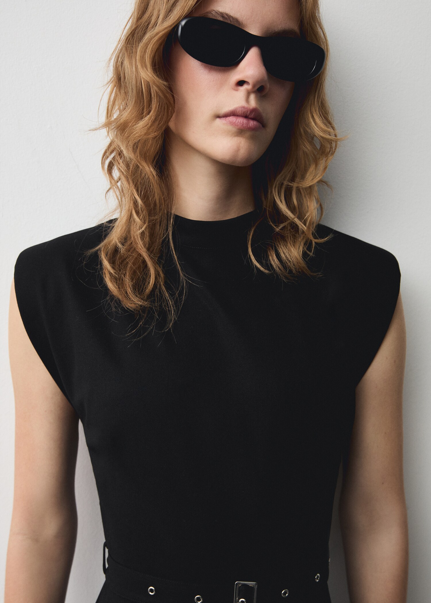 Asymmetrisches Kleid mit Gürtel - Detail des Artikels 1