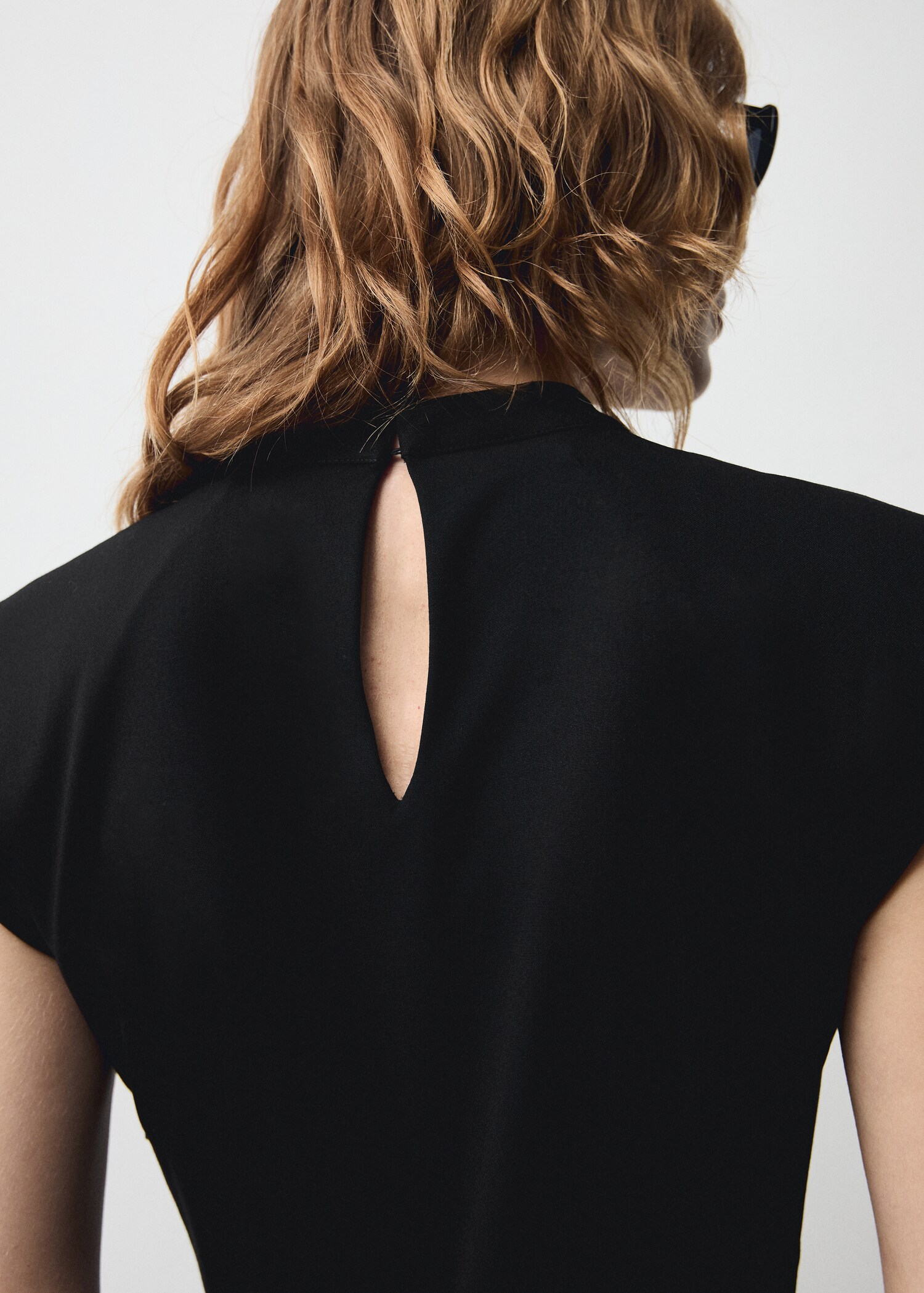 Asymmetrisches Kleid mit Gürtel - Detail des Artikels 6