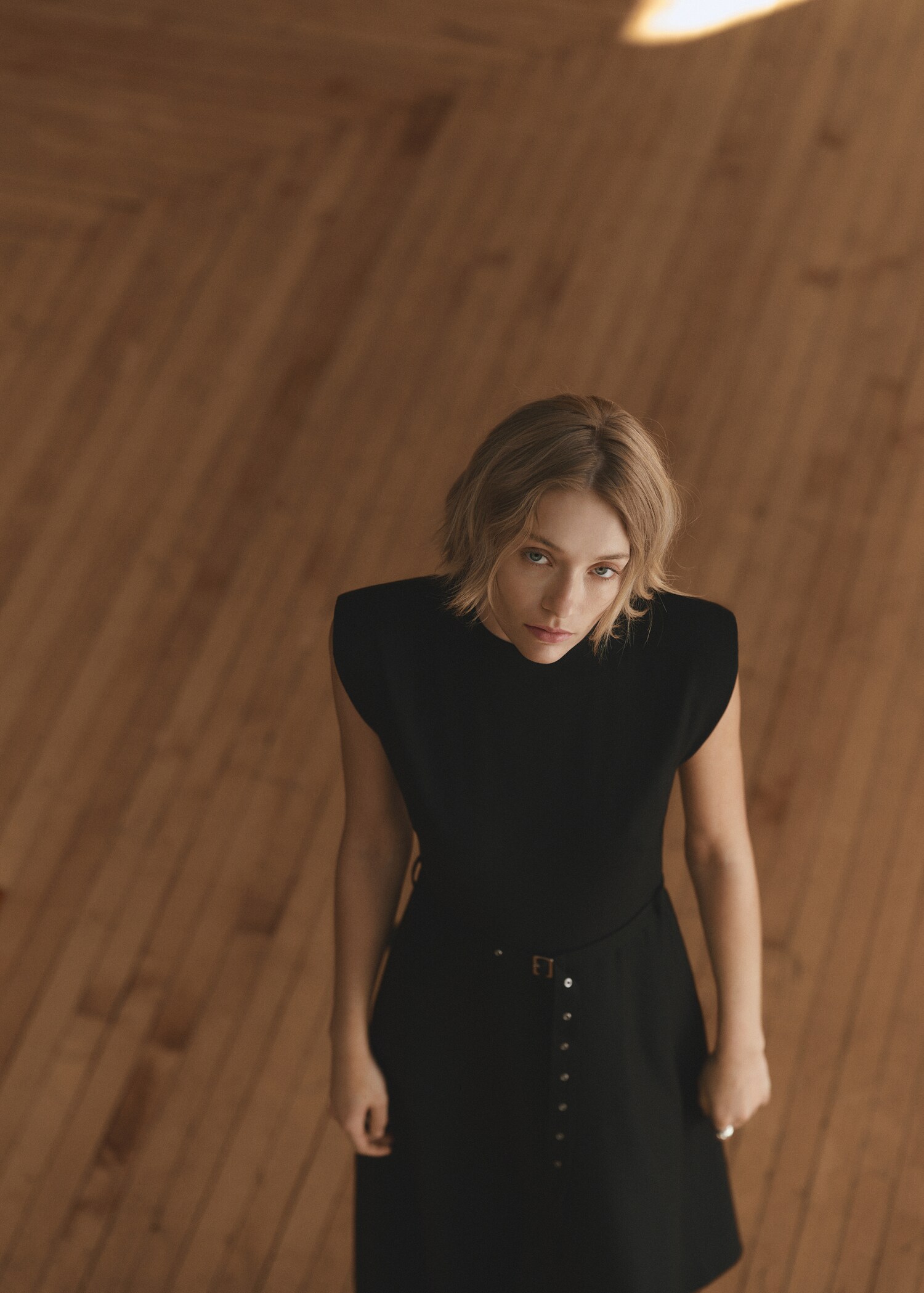 Asymmetrisches Kleid mit Gürtel - Detail des Artikels 7