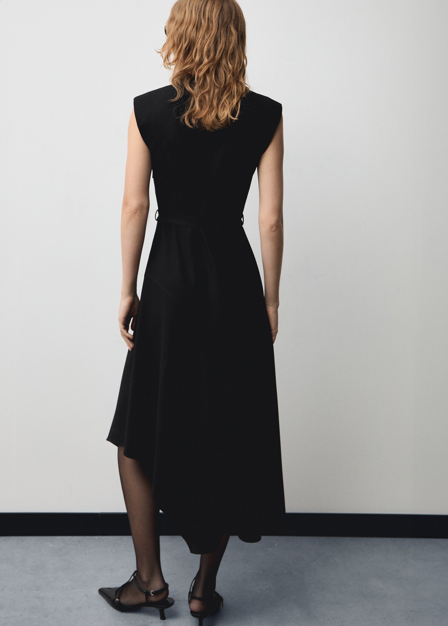 Asymmetrisches Kleid mit Gürtel - Rückseite des Artikels