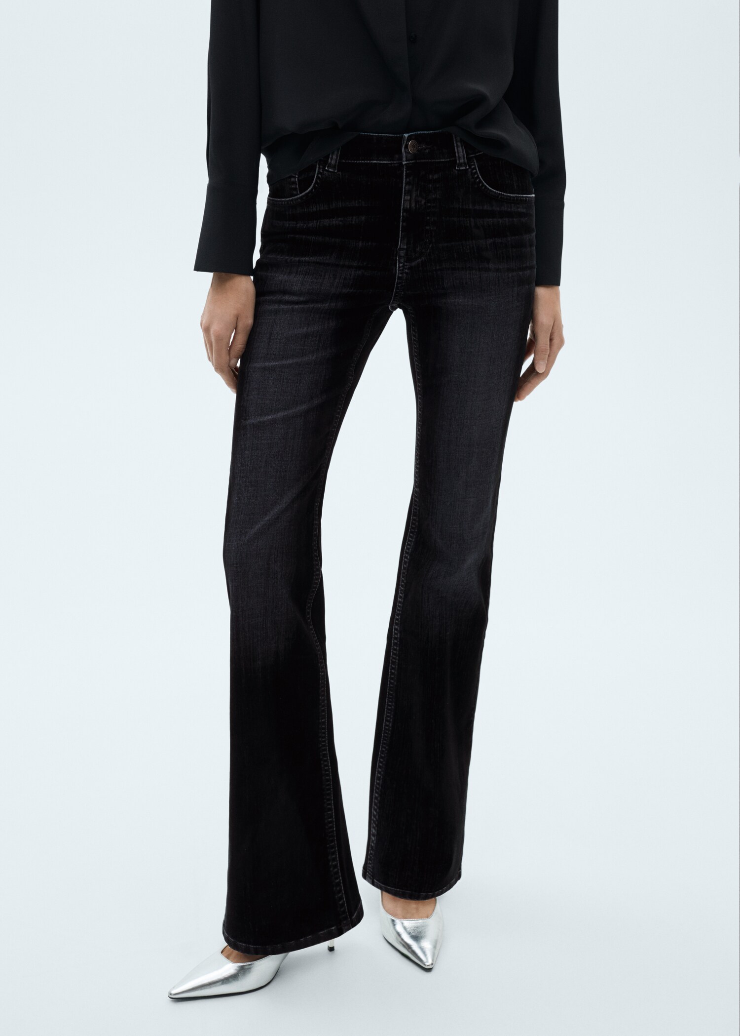 Jeans flare tiro bajo - Plano medio