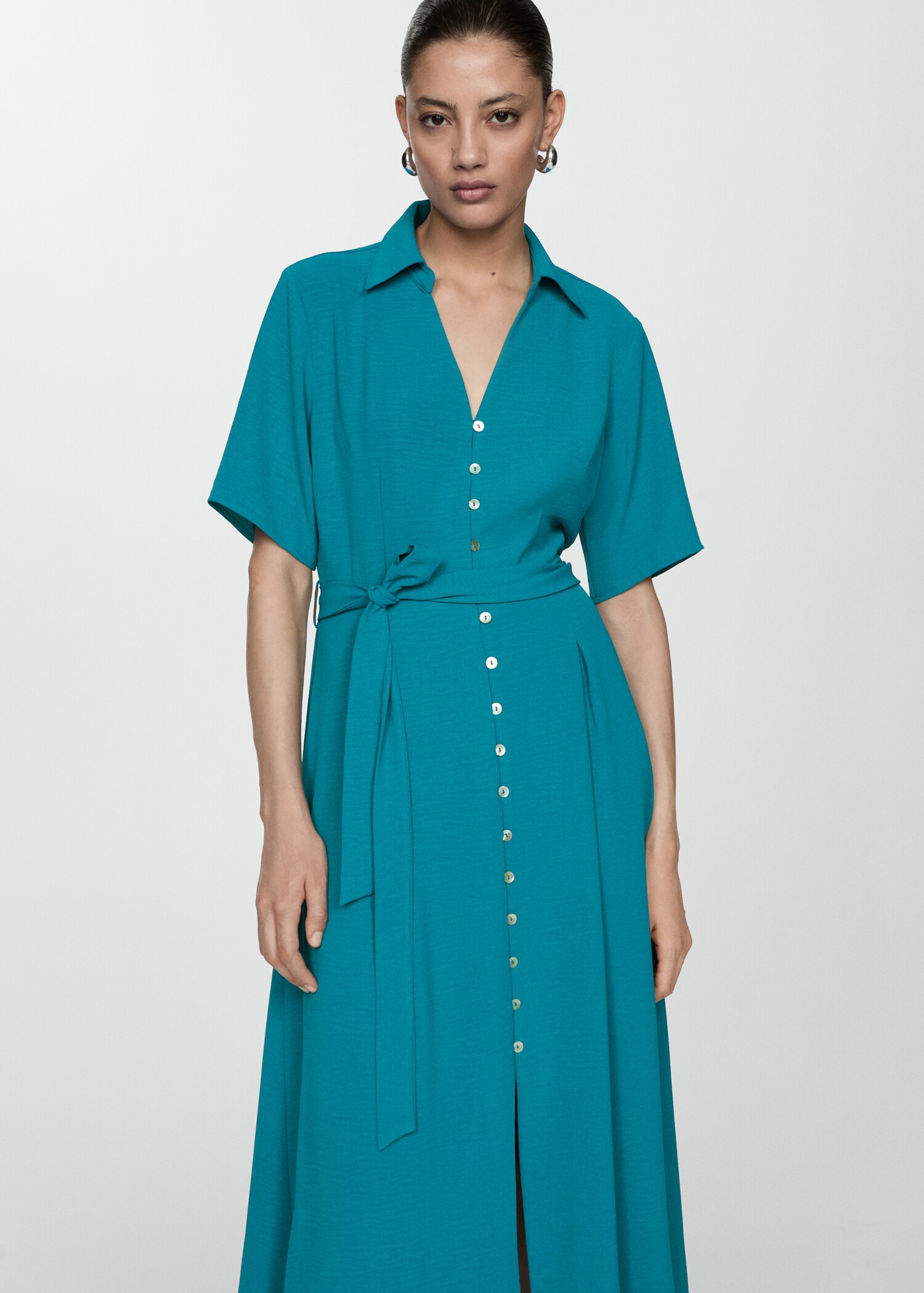 Vestido camisero lazo - Plano medio