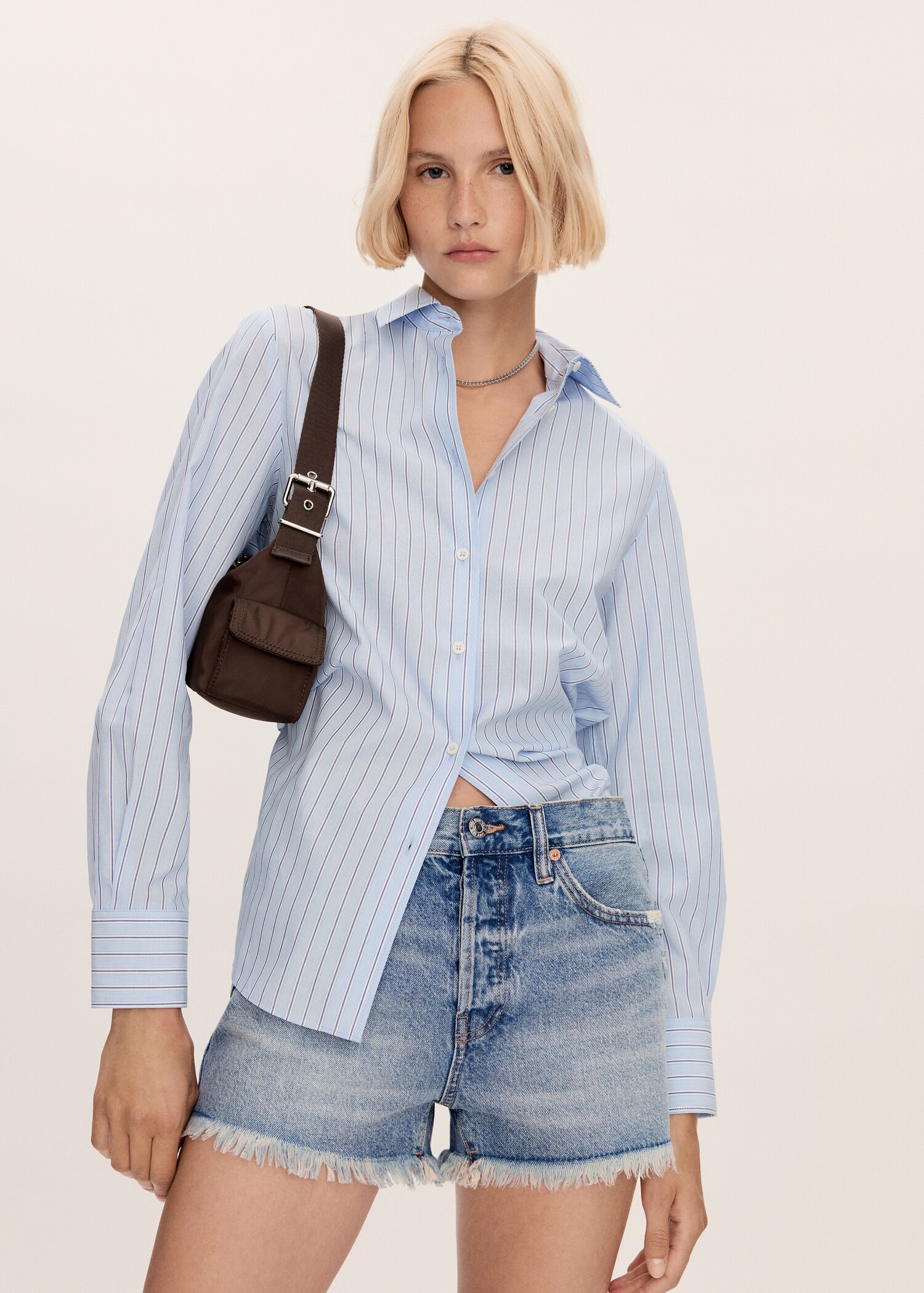 Denim shorts with frayed hem - Medium plane