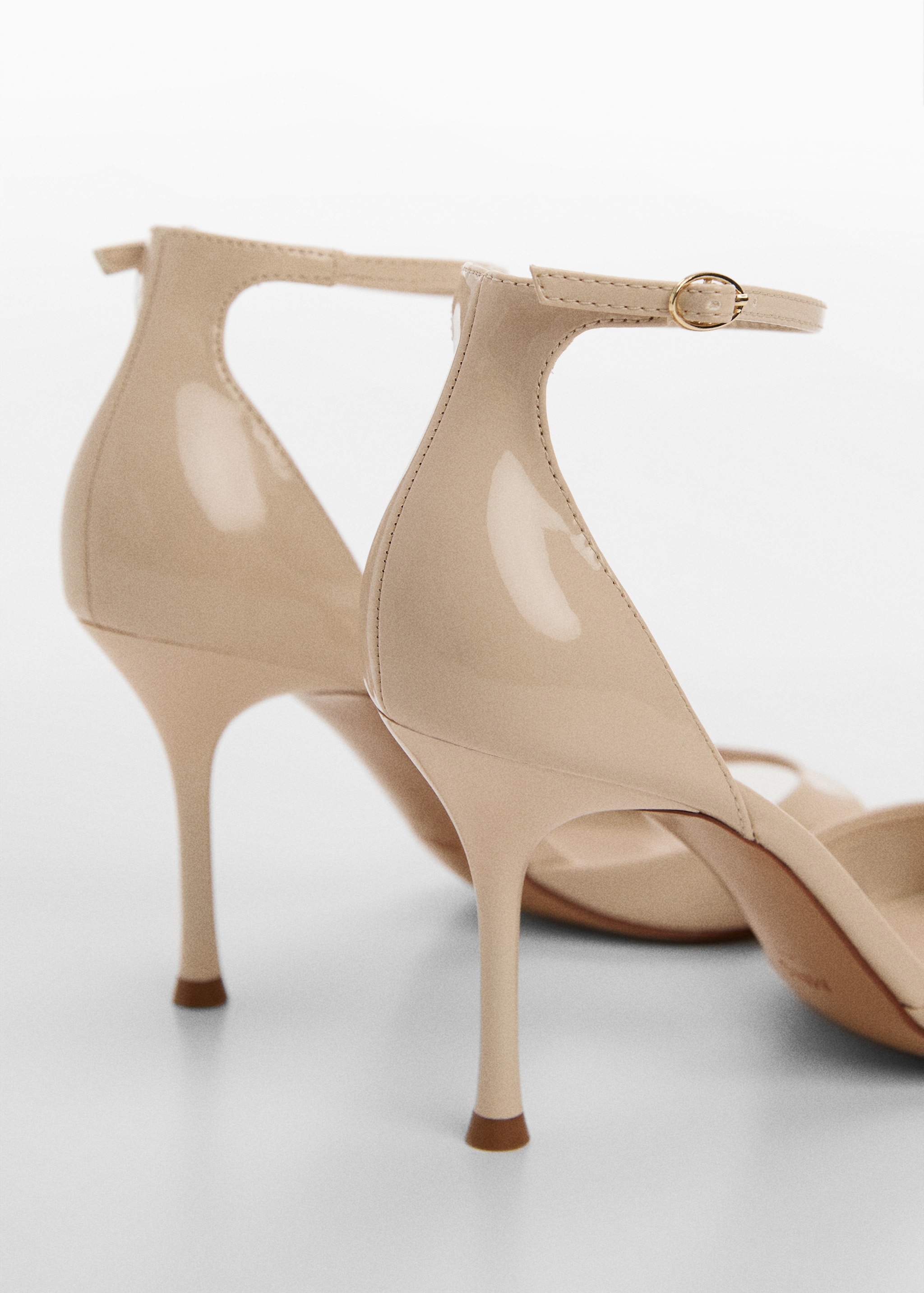 Patent leather effect heeled sandal - Деталь изделия 1