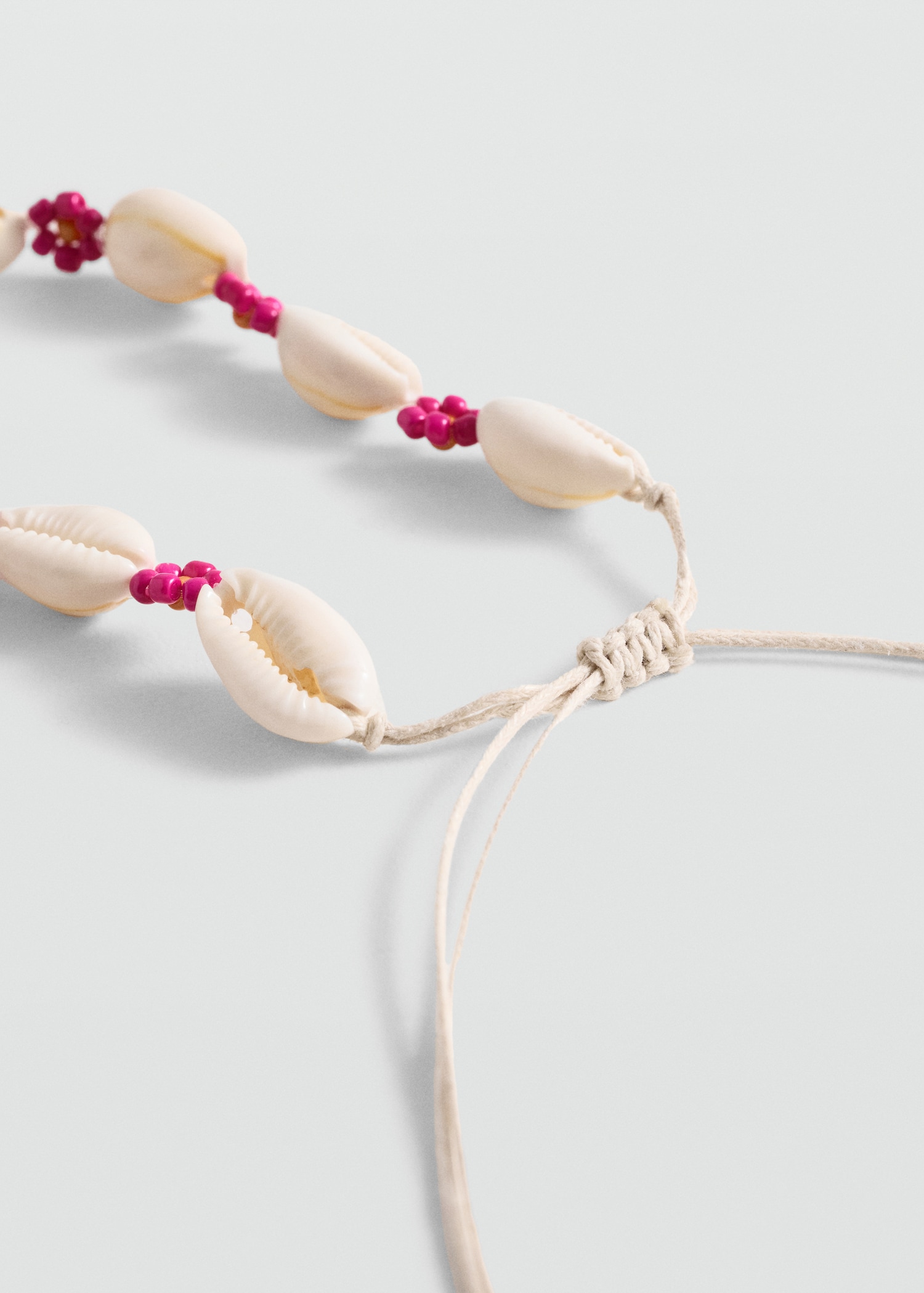 Collier ras-de-cou coquillages - Plan moyen