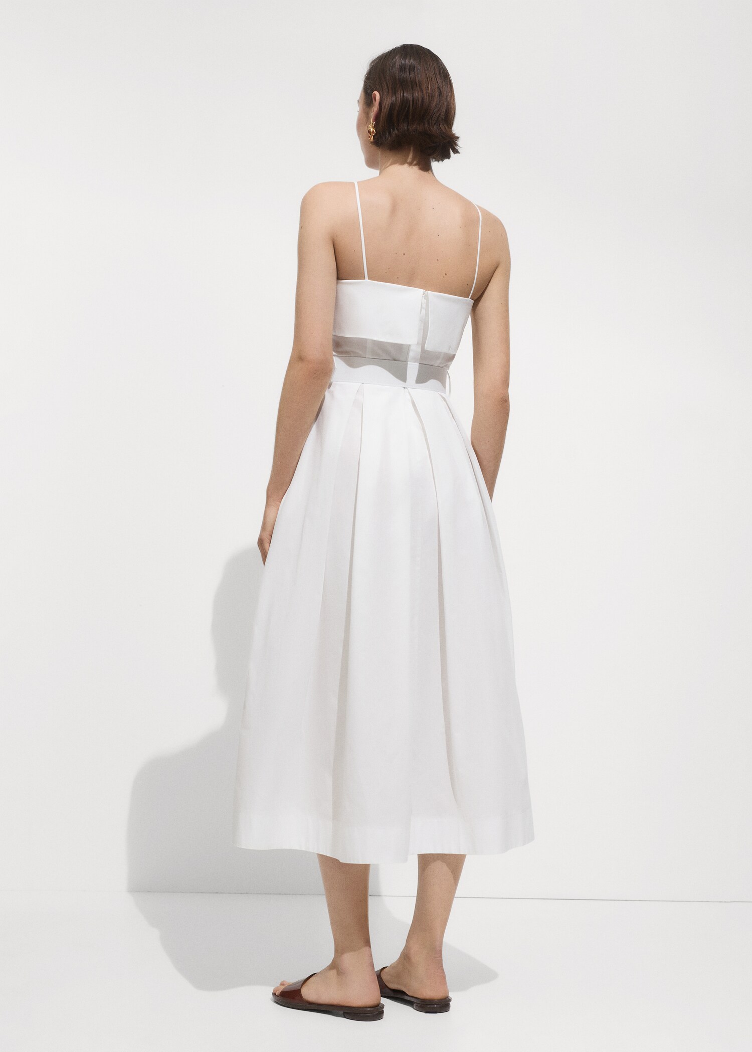 Dress with a belted neckline - Reverse of the article