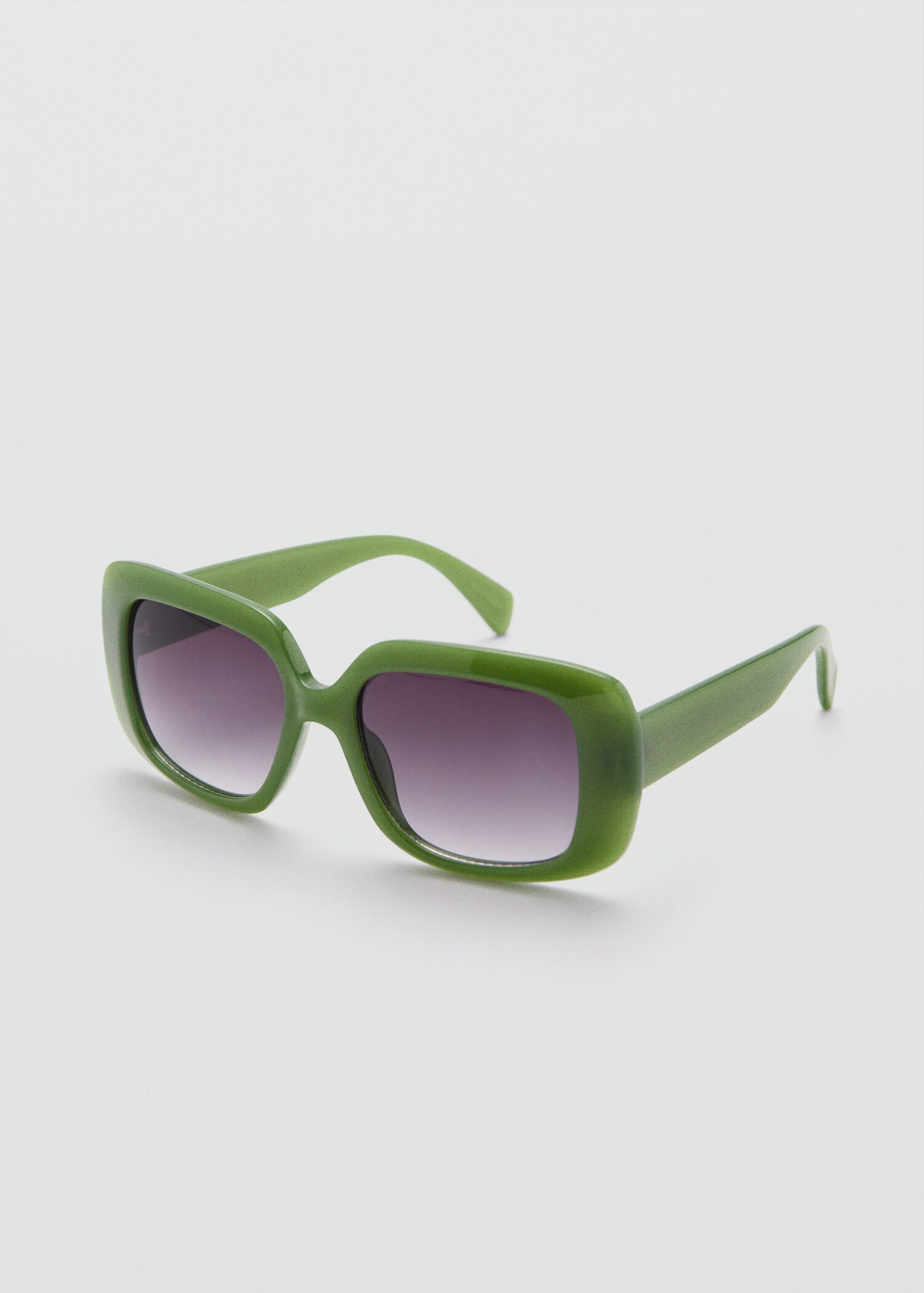 Lunettes de soleil carrées - Plan moyen