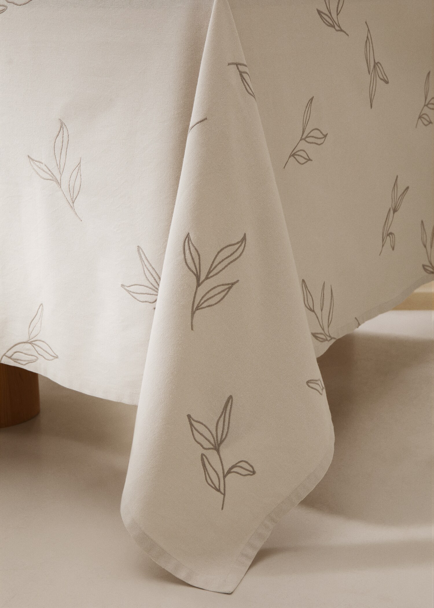 Toalha de mesa de algodão com folhas bordadas 170 x 250 cm - Pormenor do artigo 8