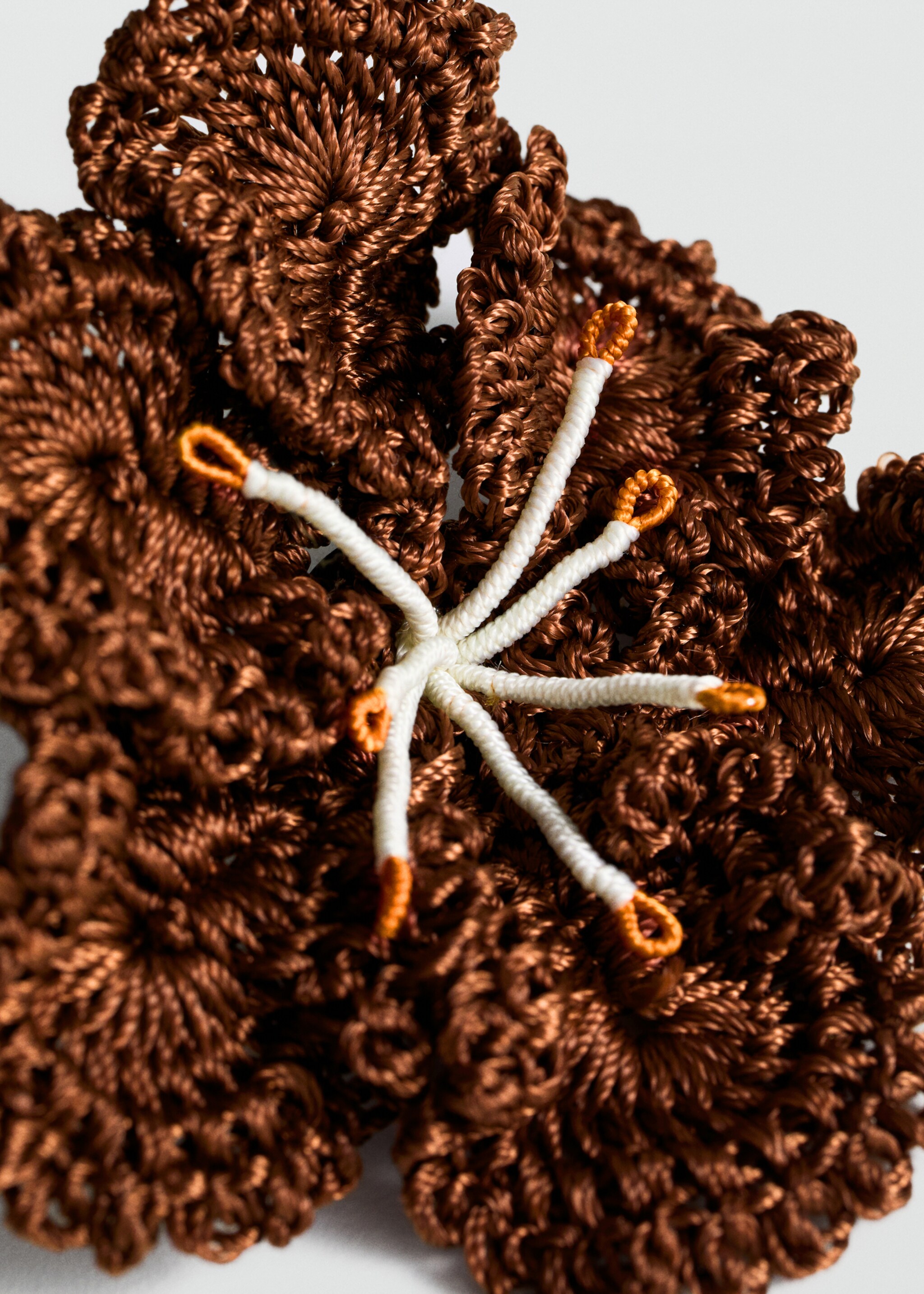 Broche crochet fleur - Plan moyen