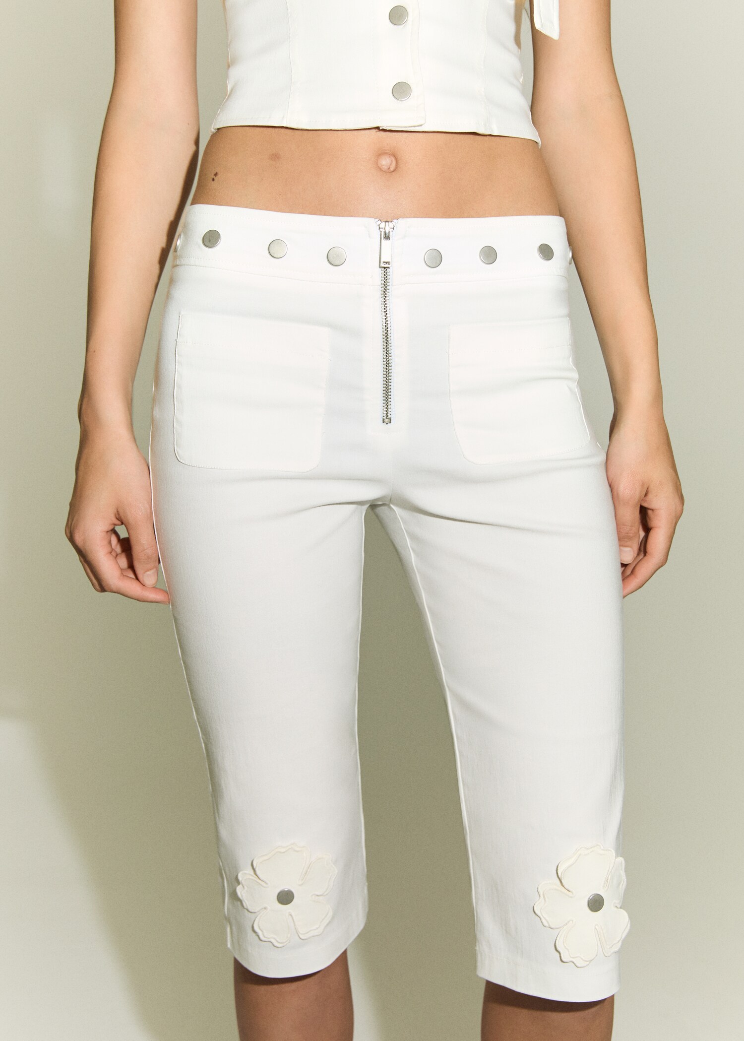 Pantalon capri boutons décoratifs - Plan moyen