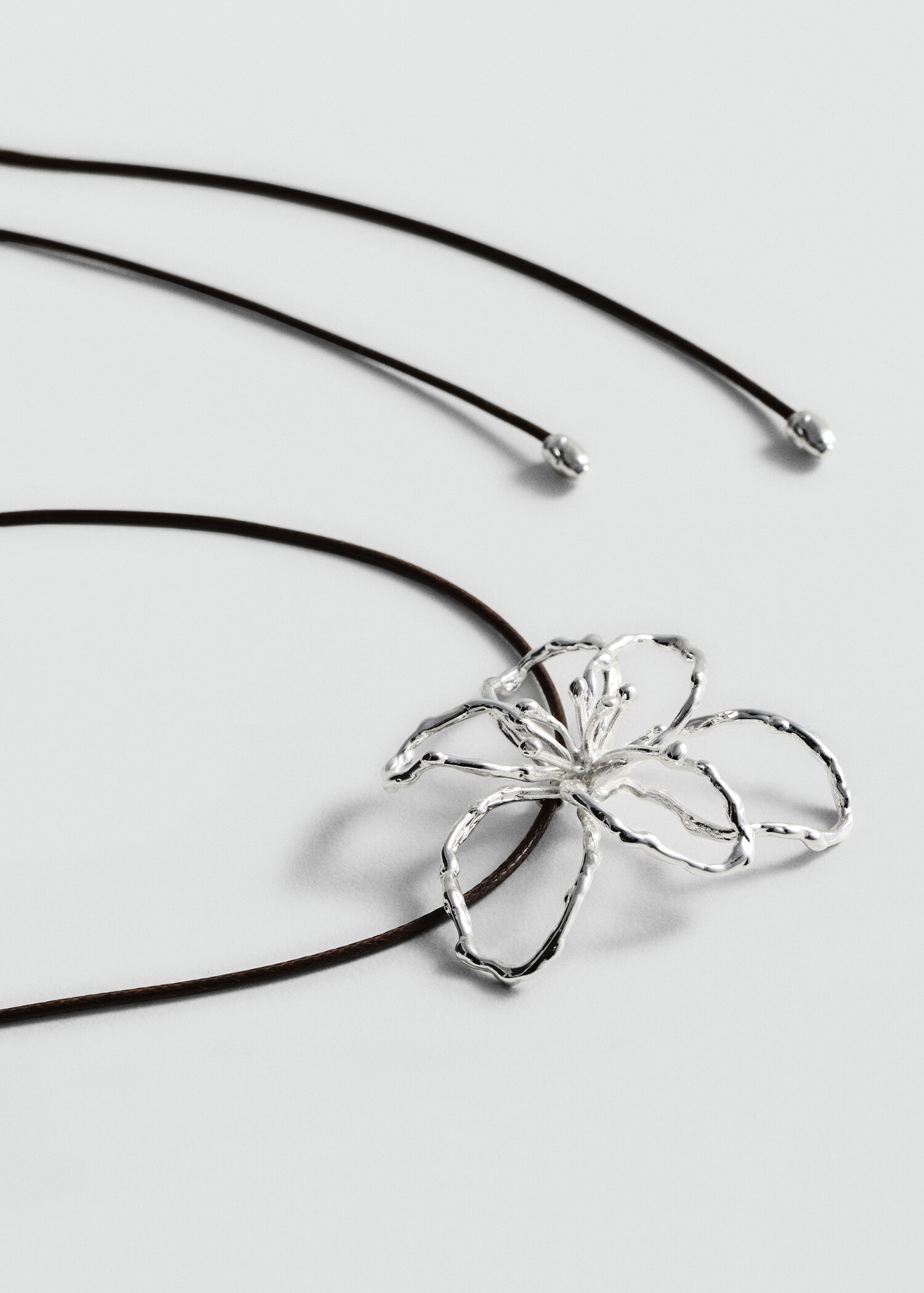 Collier cordon fleur - Plan moyen