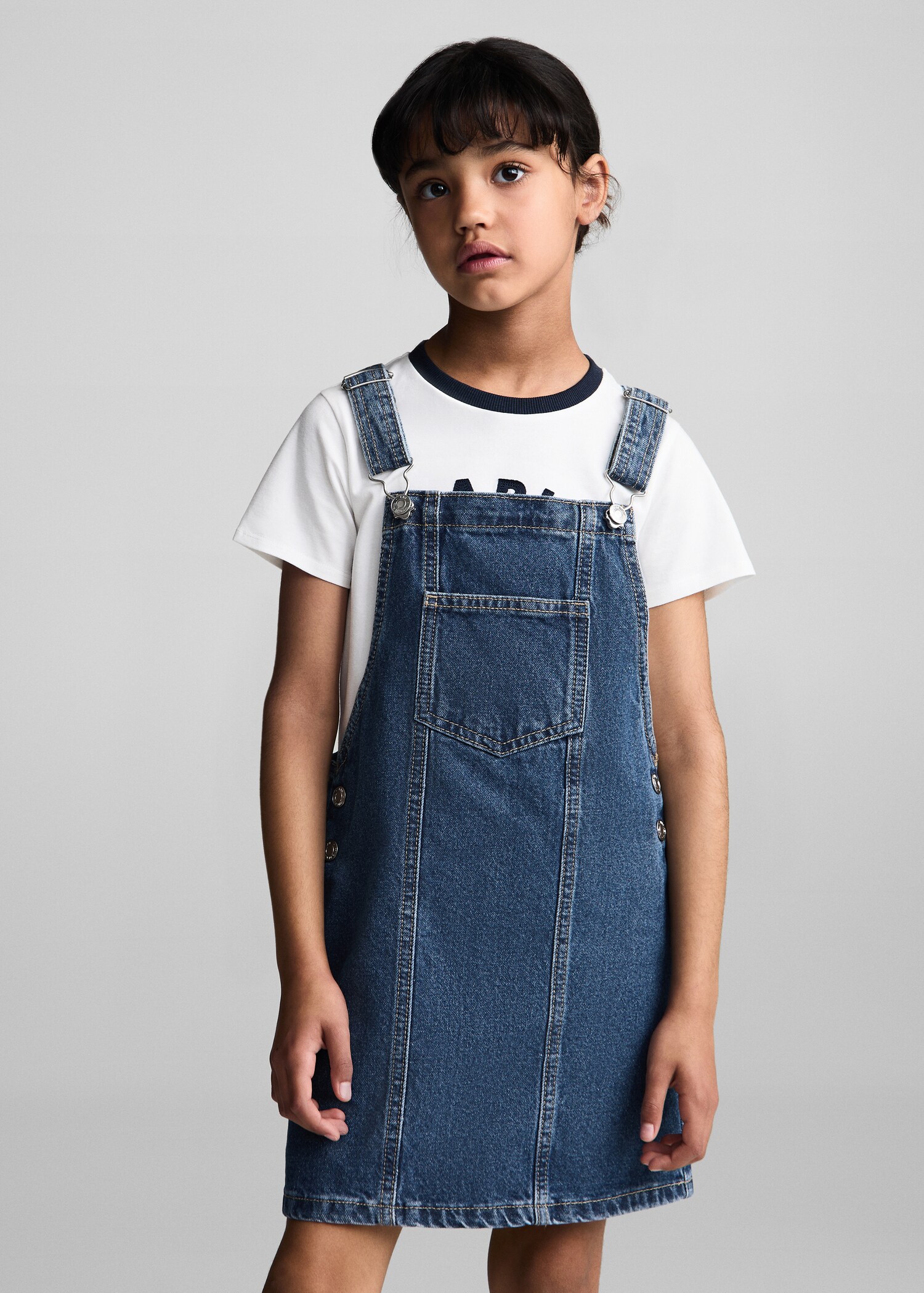 Robe chasuble courte en jean - Plan moyen