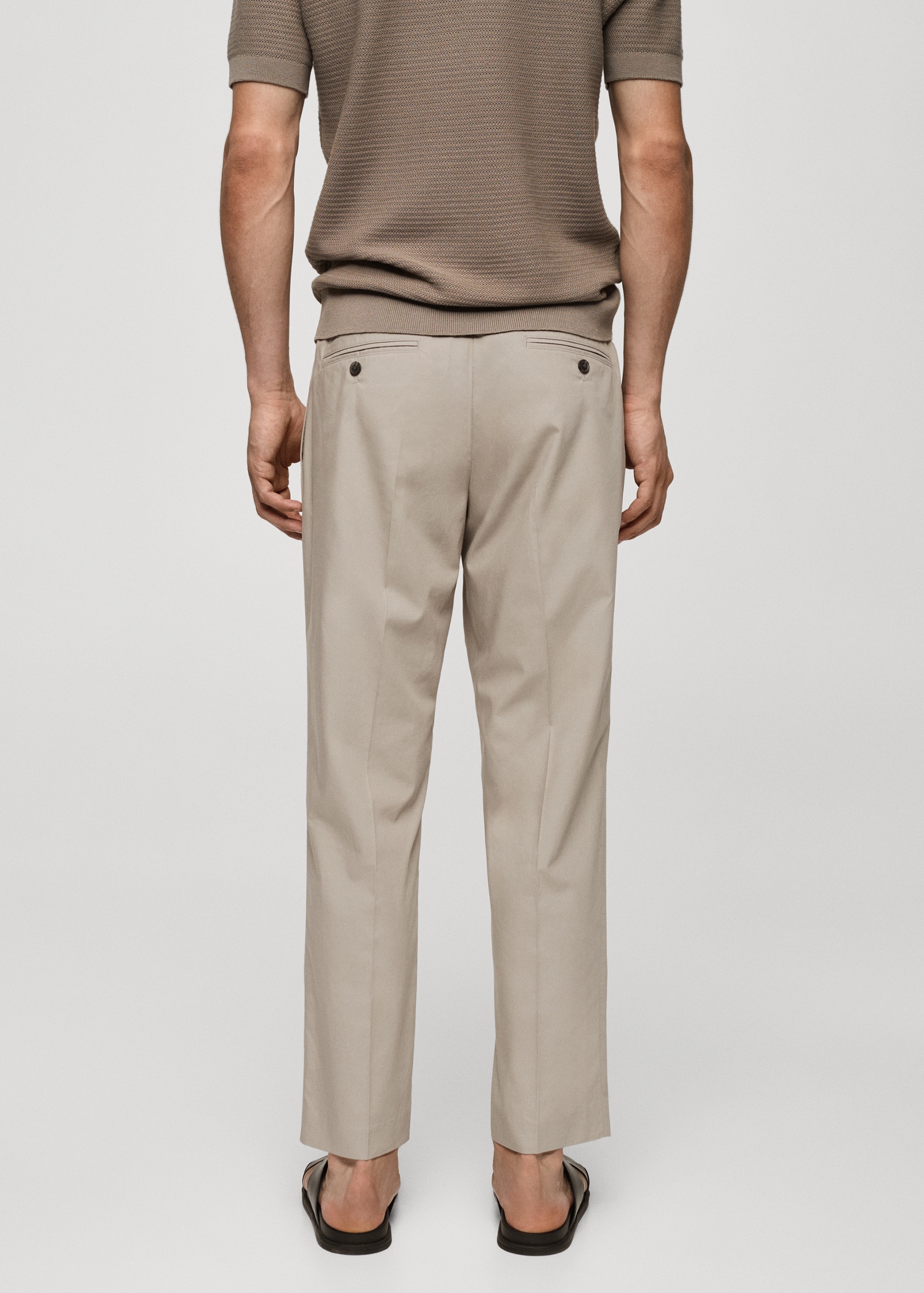 Slim-Fit-Bundfaltenhose aus Lyocell - Rückseite des Artikels