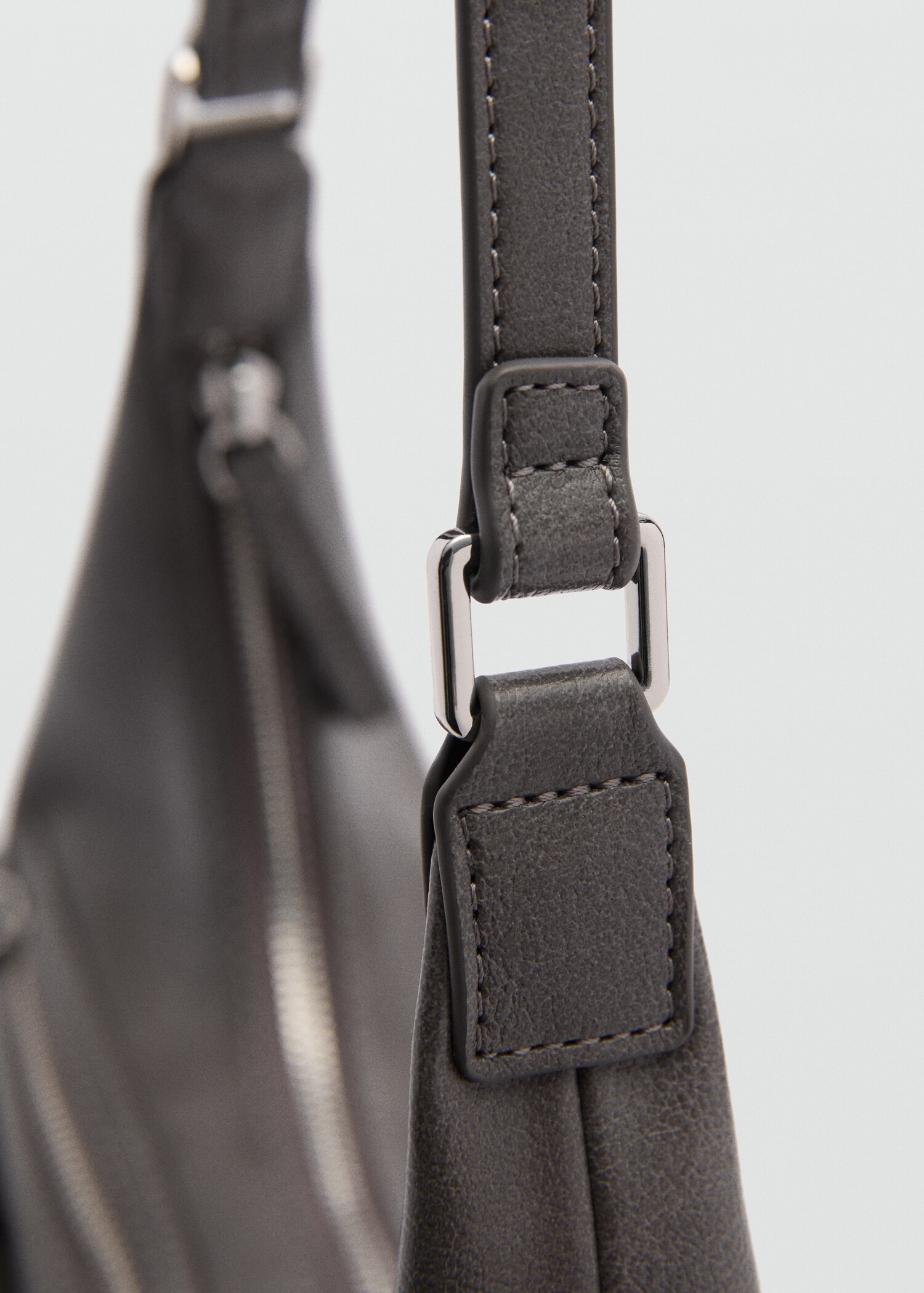 Shoulder bag with cargo pockets - Details of the article 3