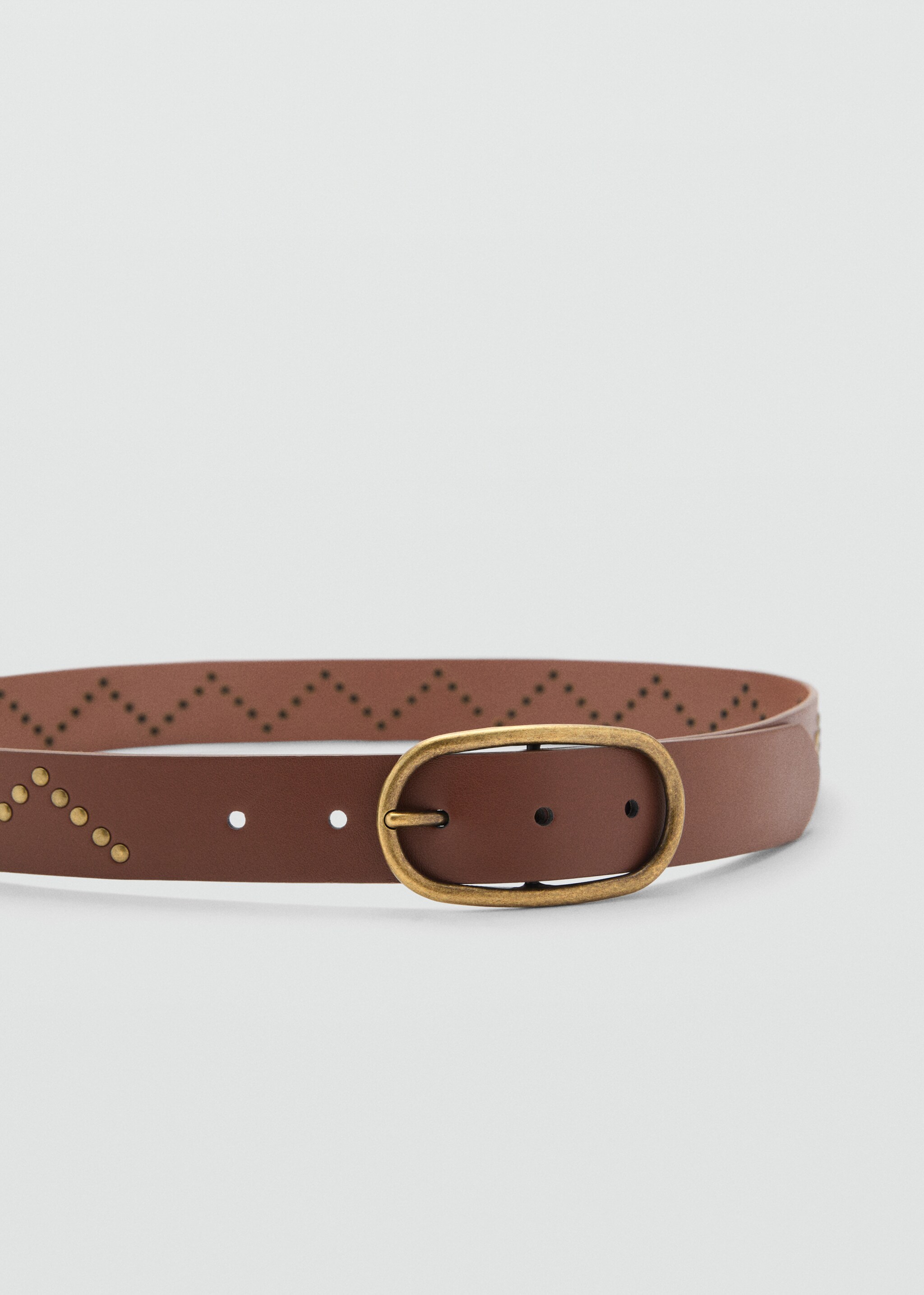 Buckled studded belt - Середній план