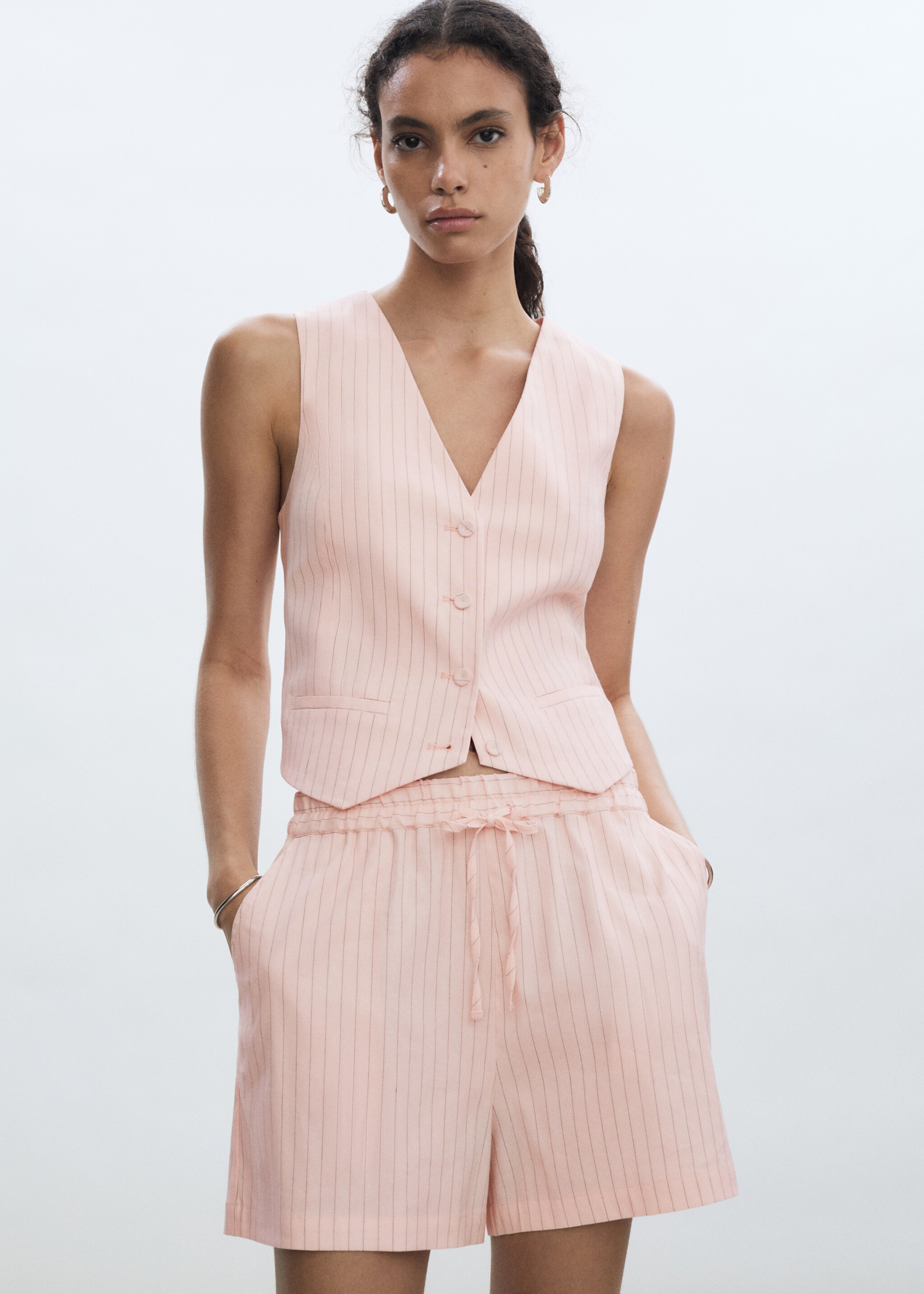 Shorts lino rayas - Plano medio