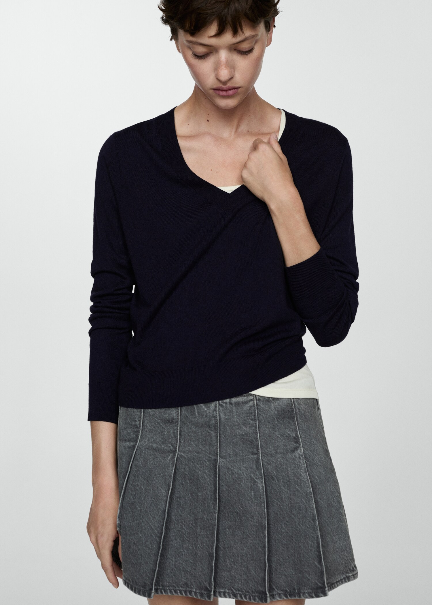 Fine-knit V-neck sweater - Medium plane