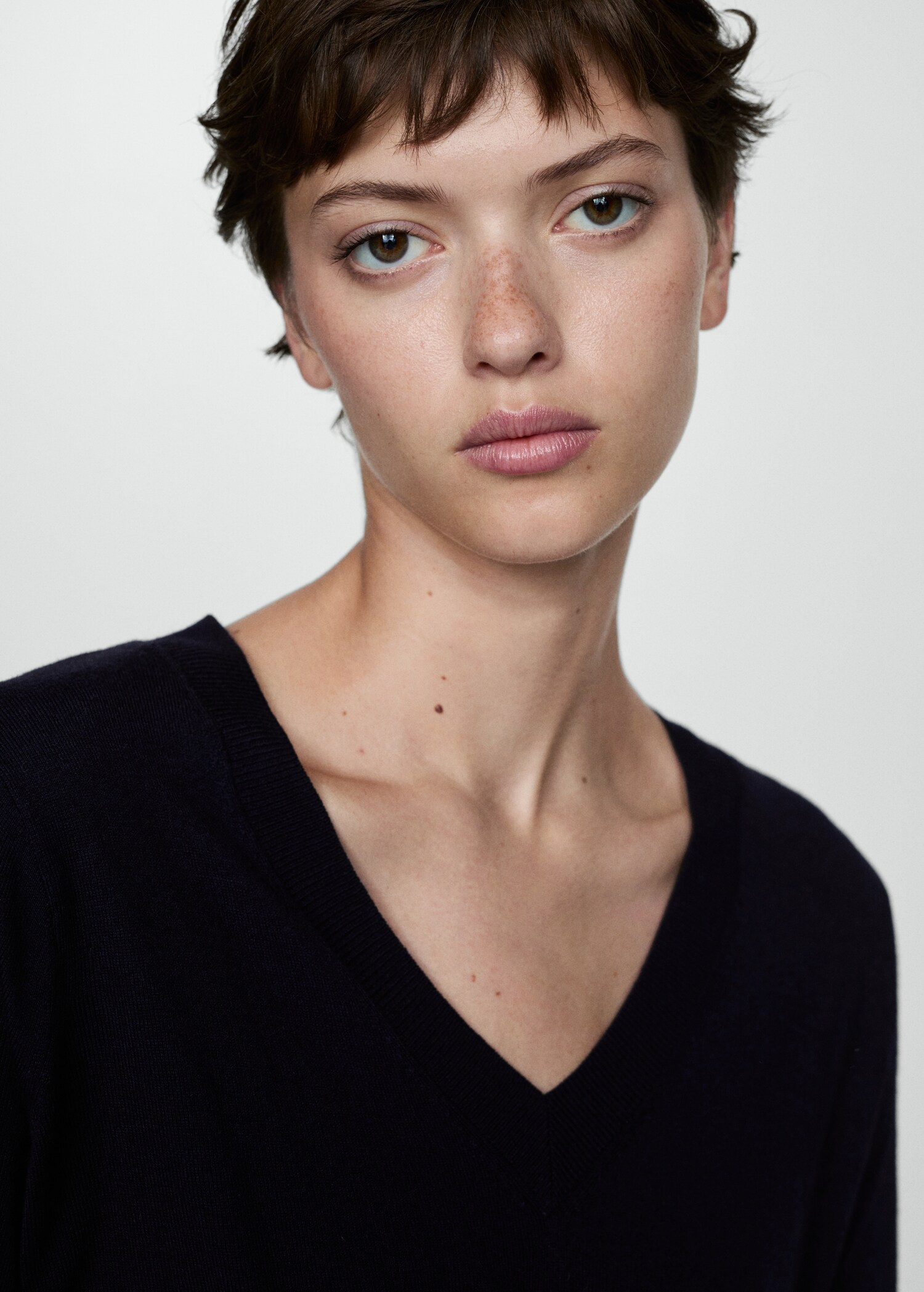 Fine-knit V-neck sweater - Details of the article 1