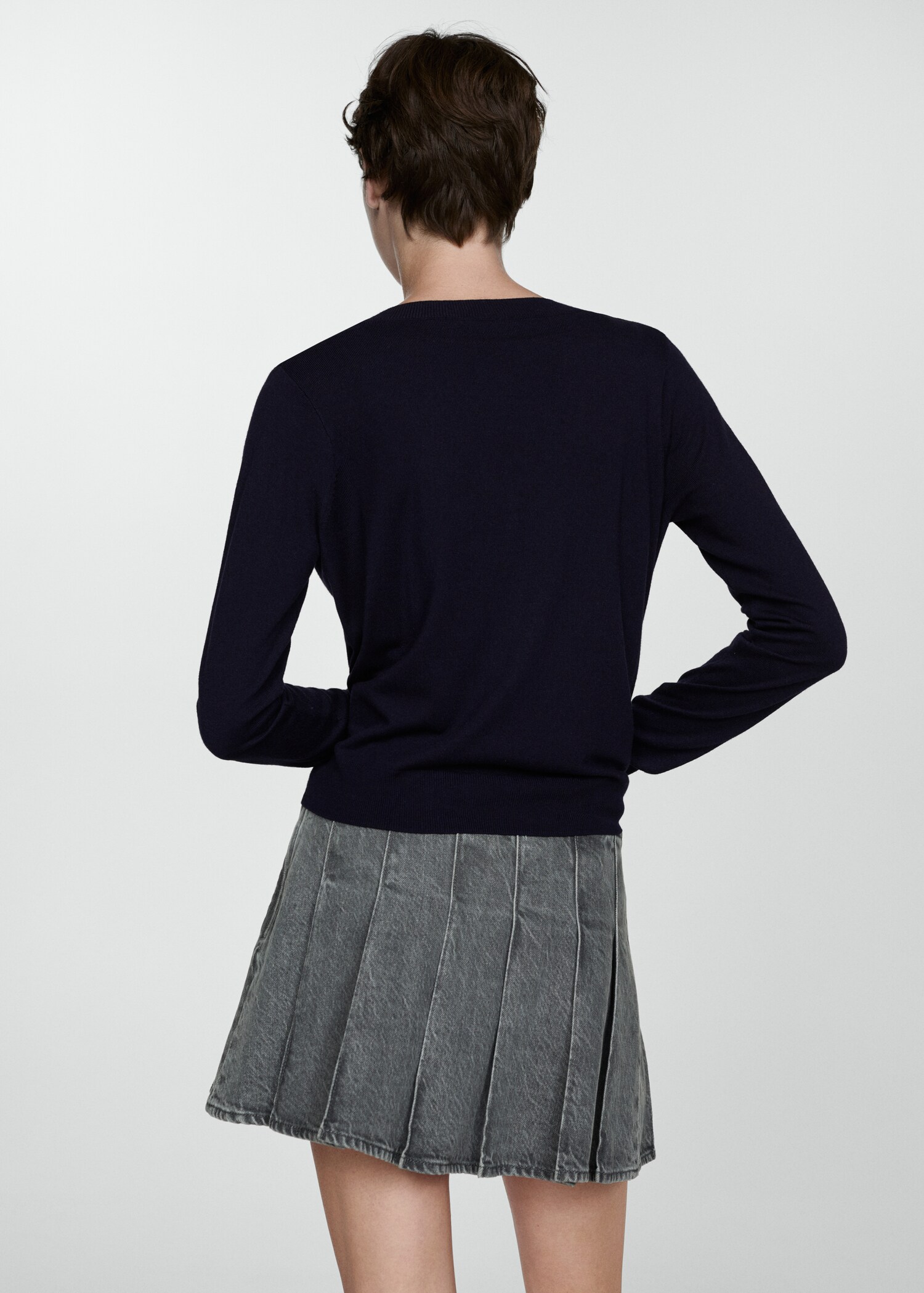 Fine-knit V-neck sweater - Reverse of the article