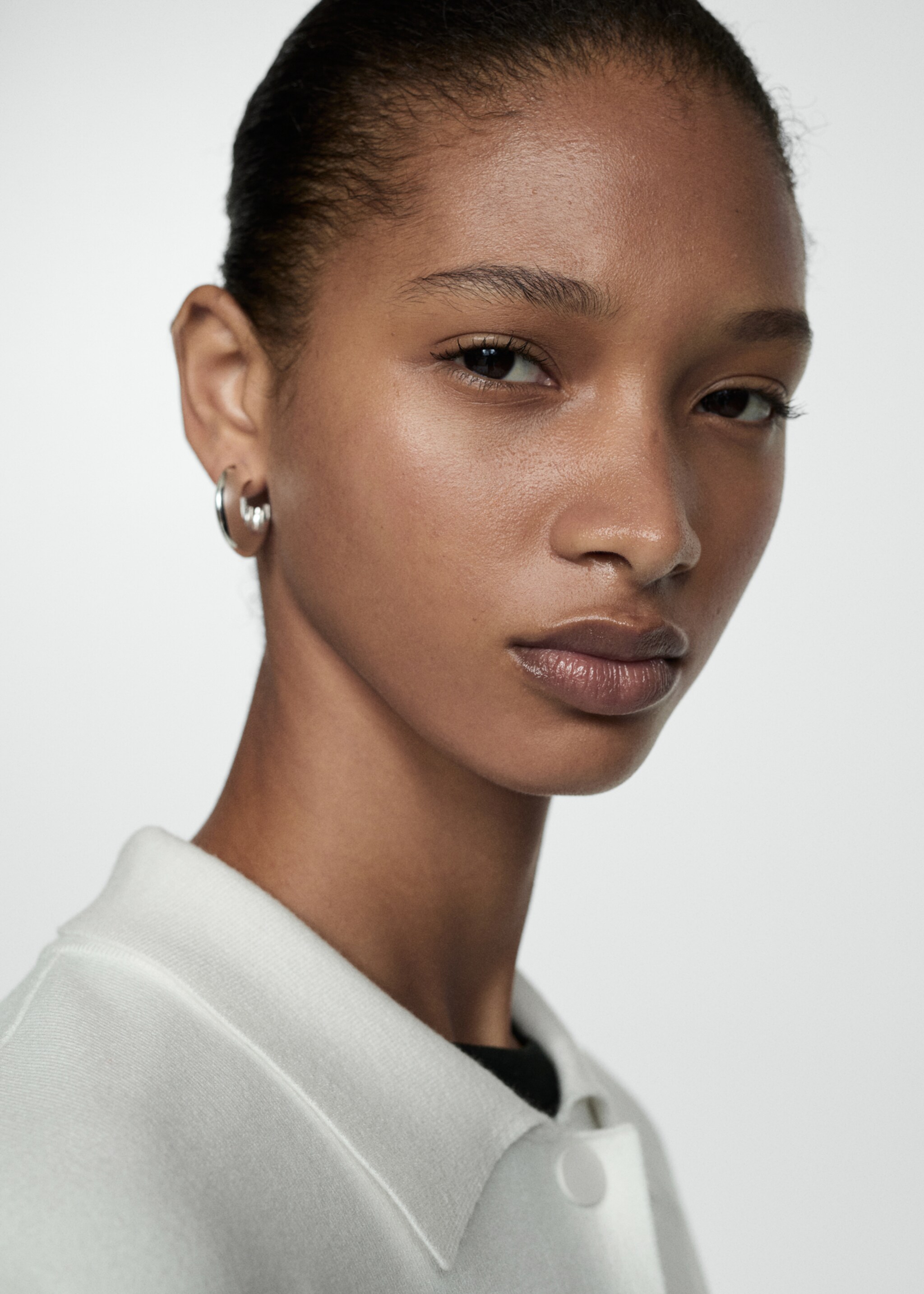 Knitted vest with pockets - Details of the article 1, Ecru. Ref: 77054022-00.