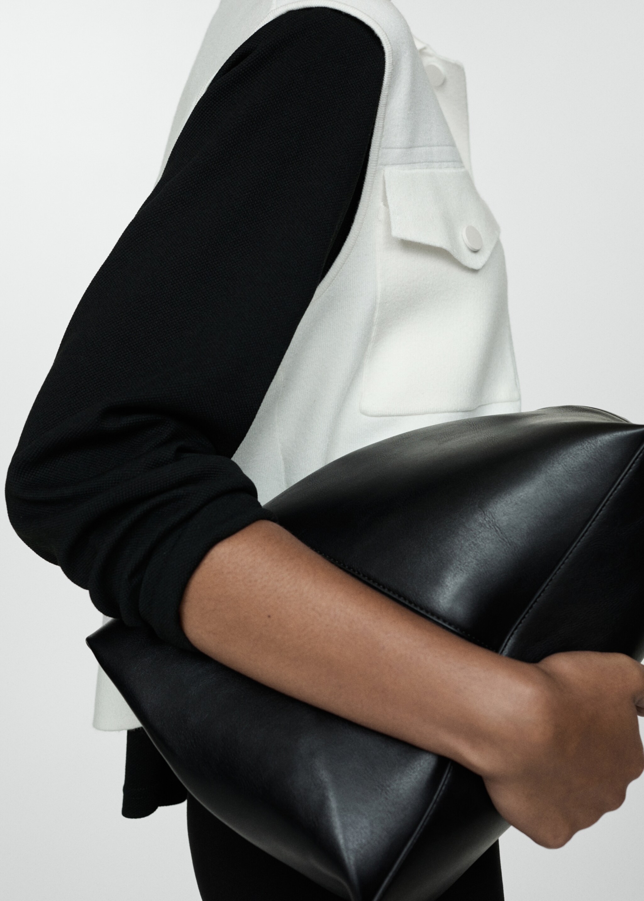 Knitted vest with pockets - Details of the article 6, Ecru. Ref: 77054022-00.