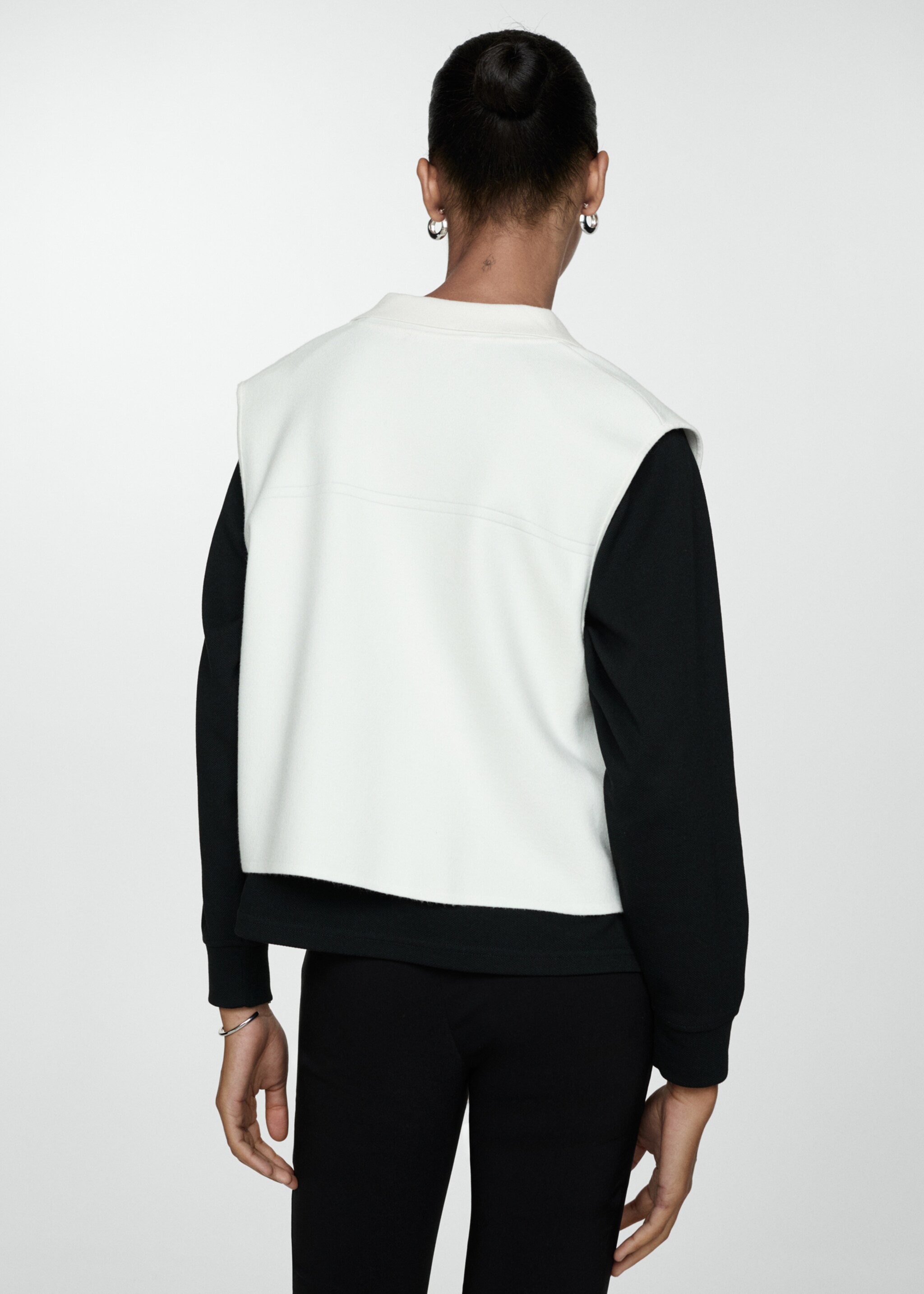 Knitted vest with pockets - Reverse of the article, Ecru. Ref: 77054022-00.