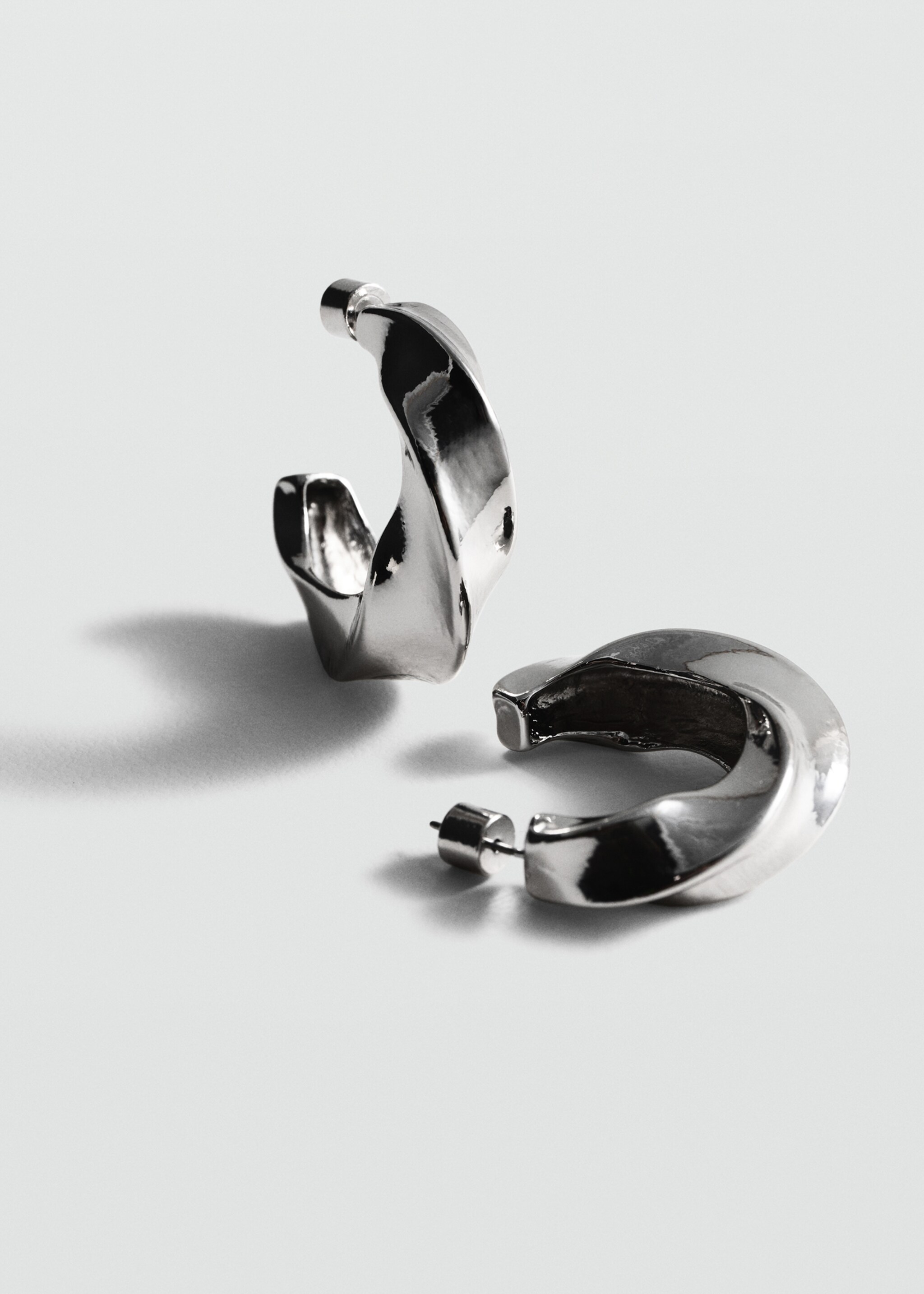 Twisted hoop earrings - Medium plane