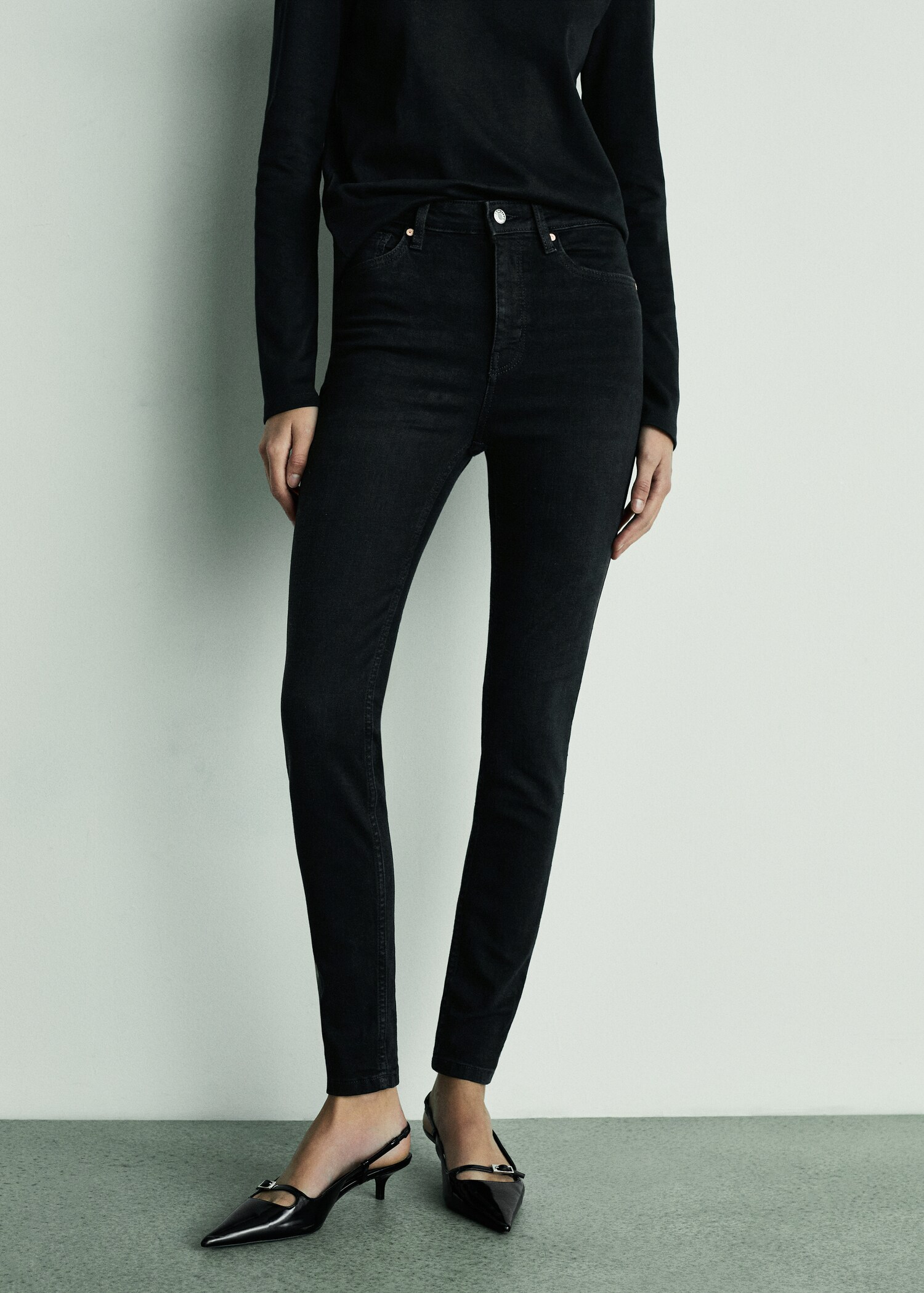 Jeans skinny tiro alto - Plano medio