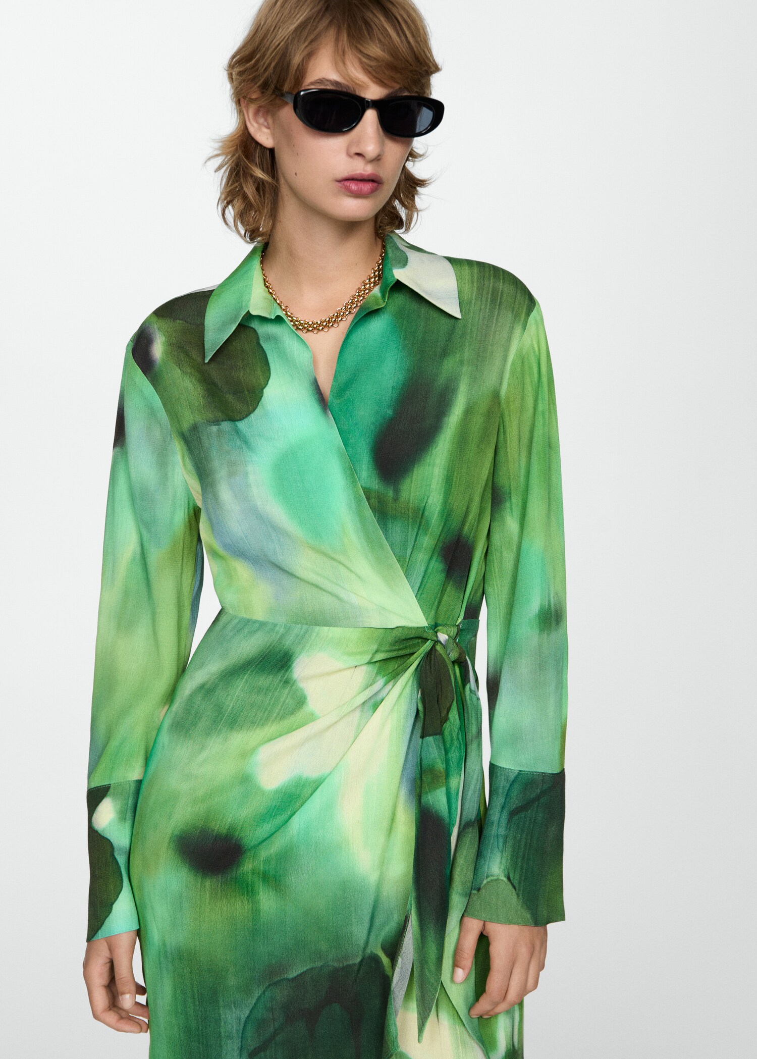 Robe imprimée à nœud - Plan moyen