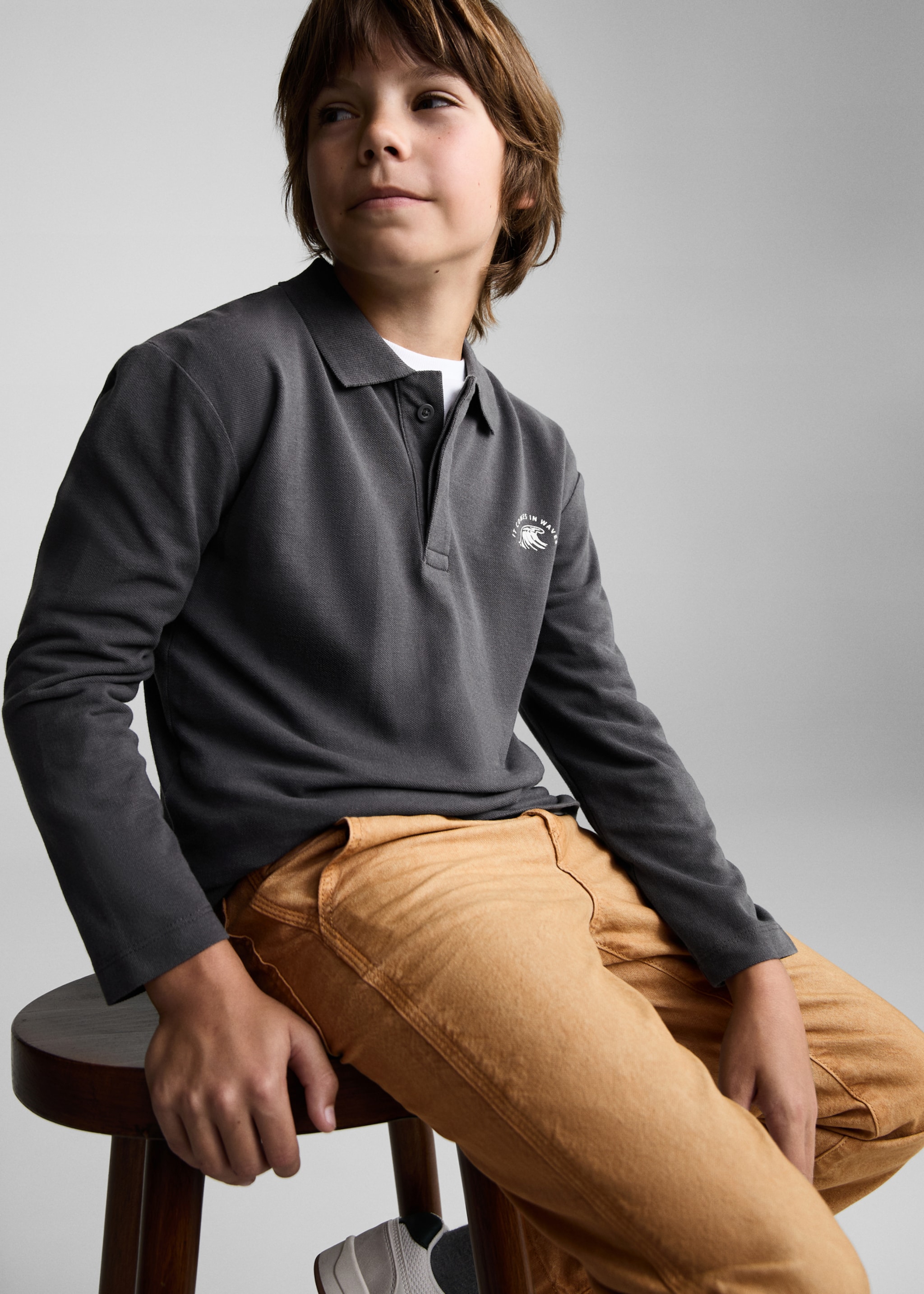 Polo détail brodé - Plan moyen, Gris anthracite. Ref: 77054764-00.