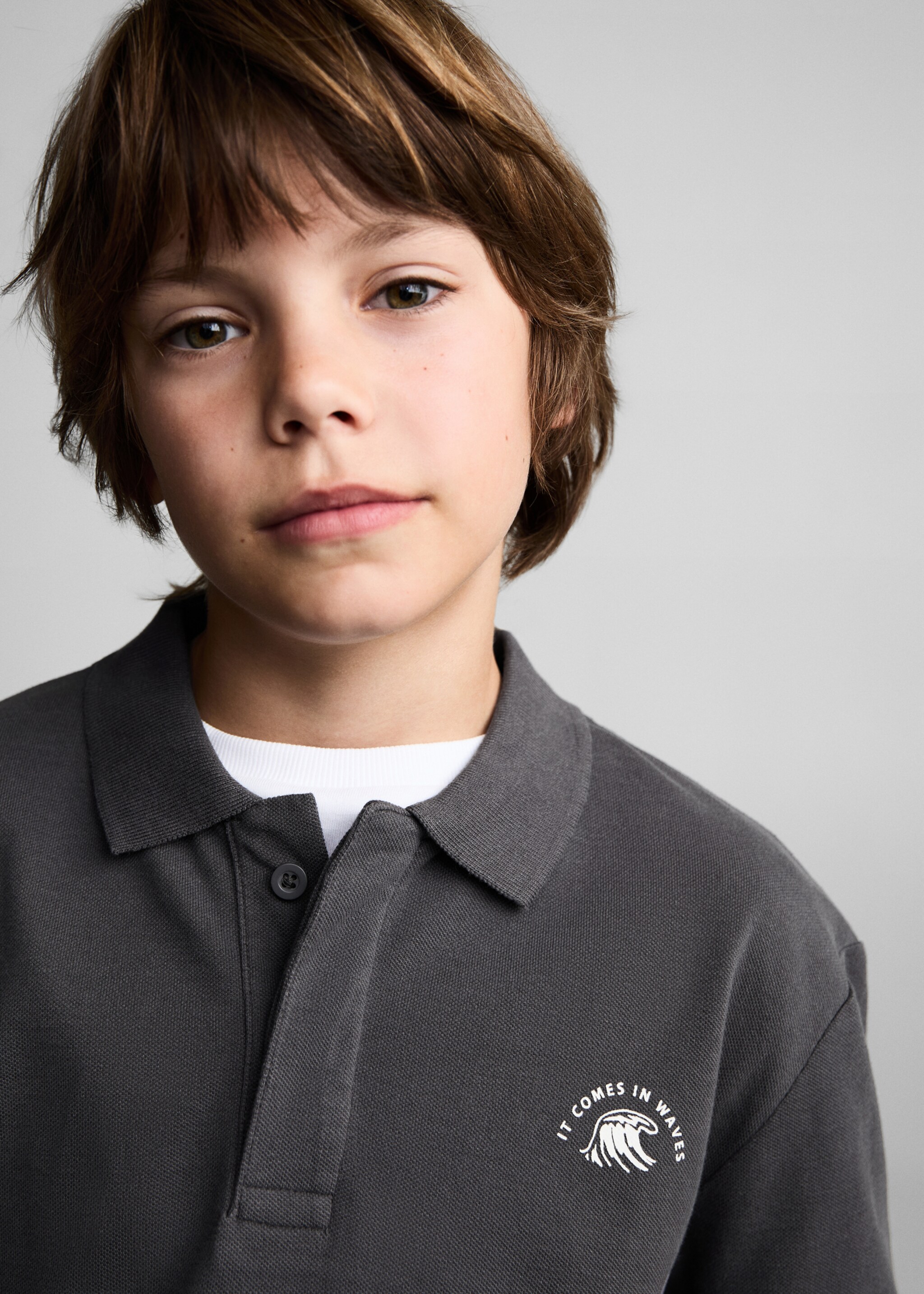 Polo détail brodé - Détail de l'article 1, Gris anthracite. Ref: 77054764-00.