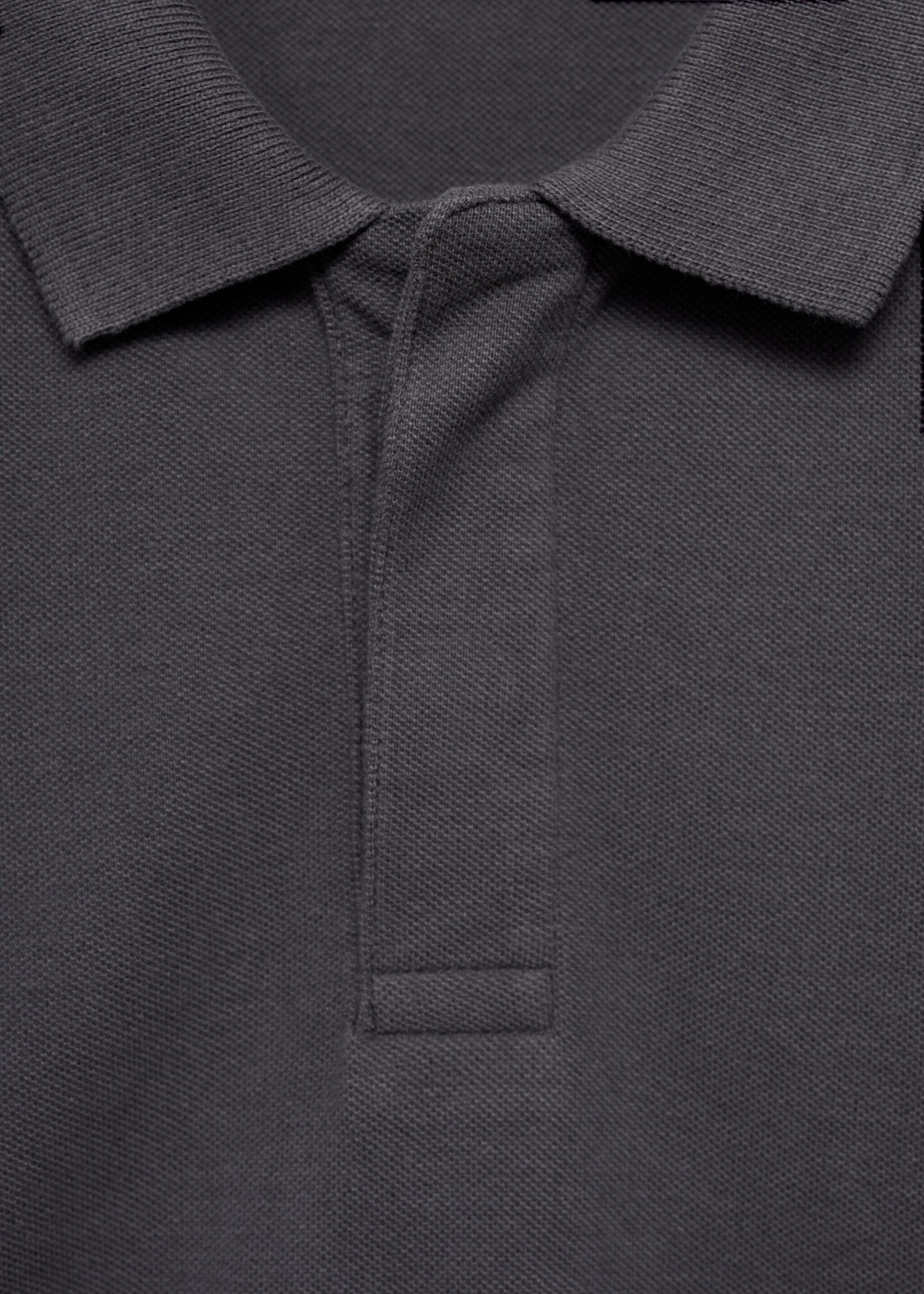 Polo détail brodé - Détail de l'article 8, Gris anthracite. Ref: 77054764-00.