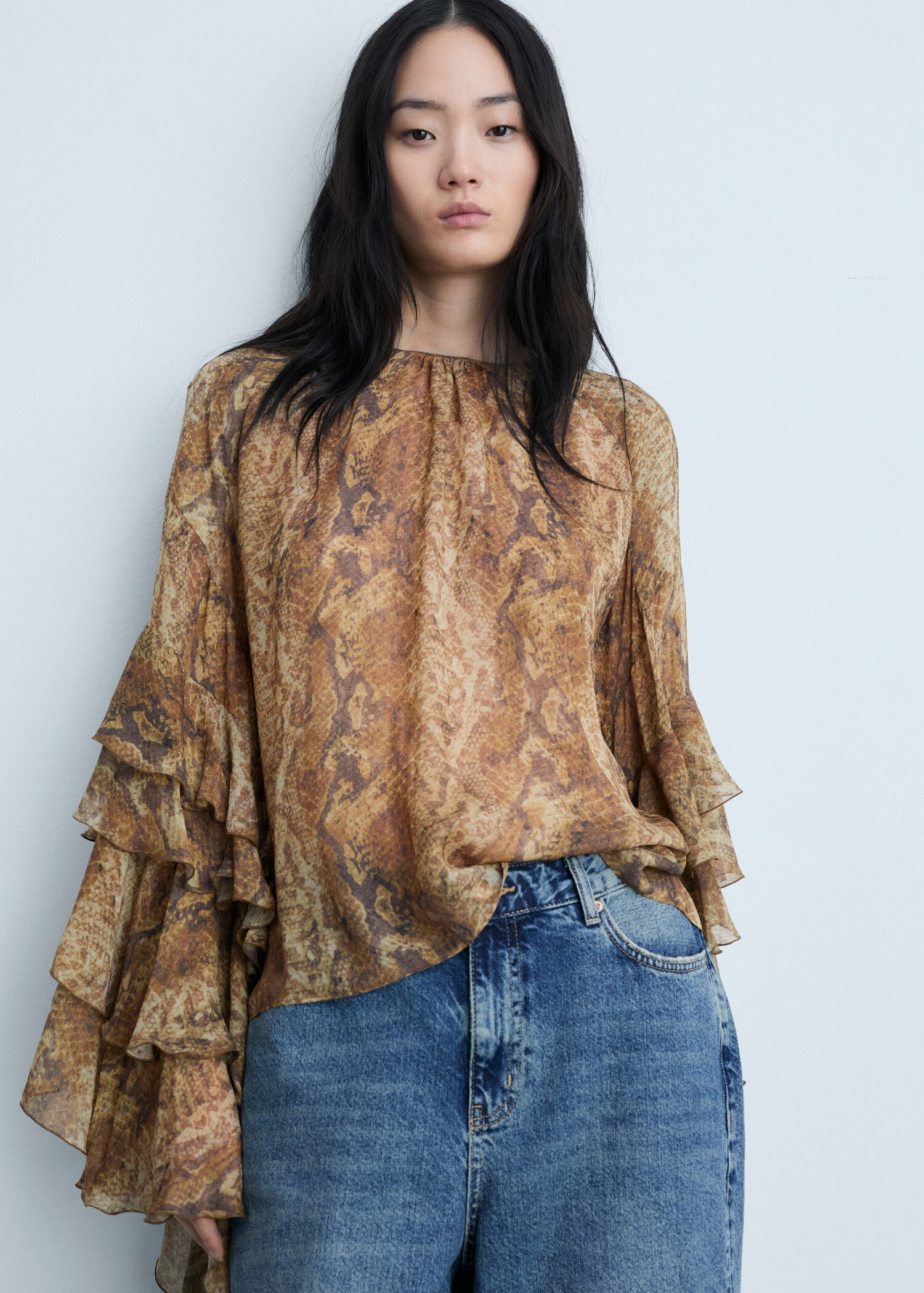 Blusa volantes estampado serpiente - Plano medio