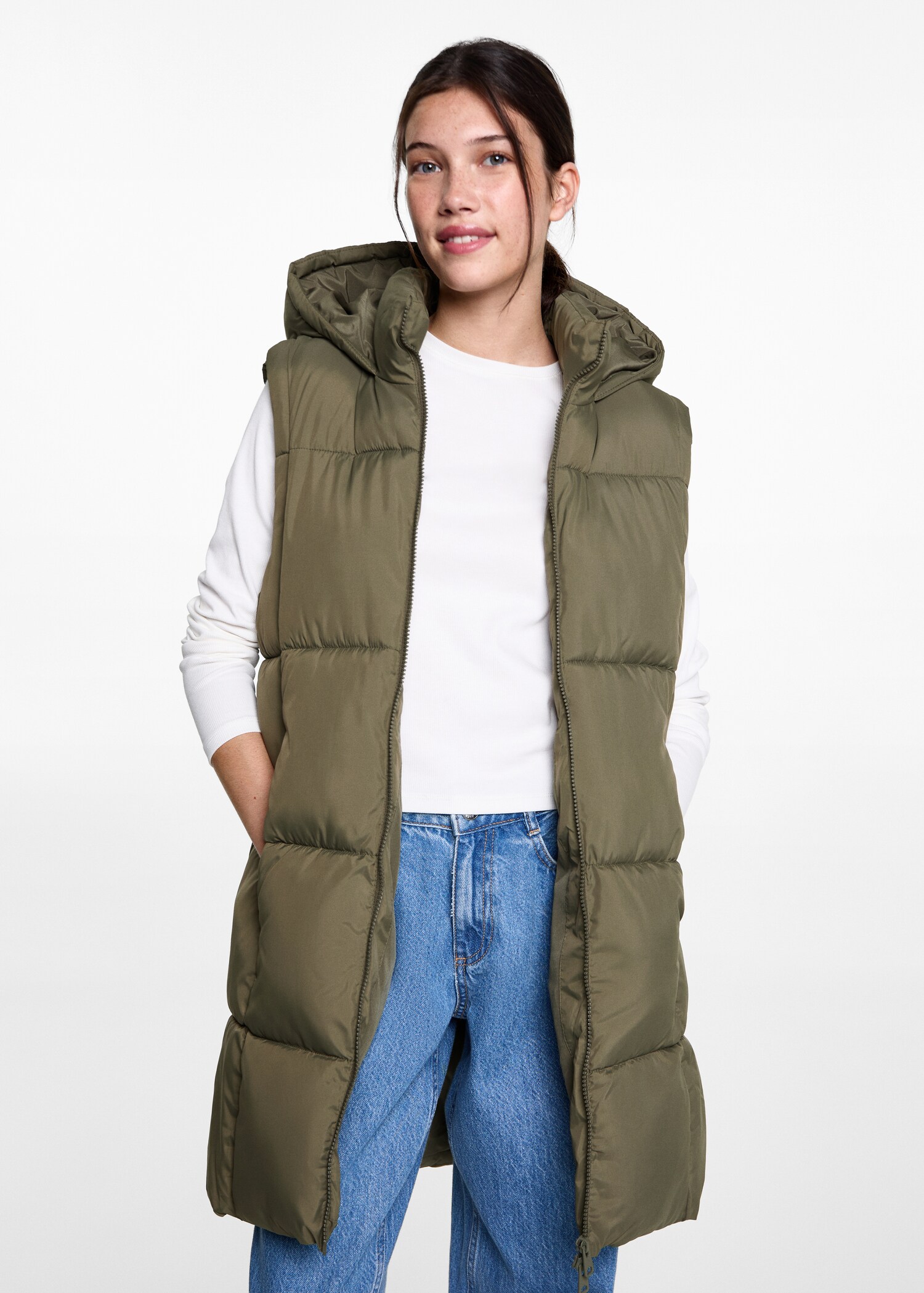 Gilet matelassé à capuche - Plan moyen