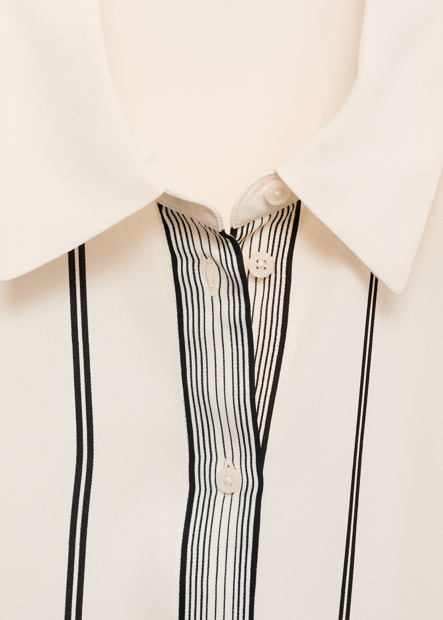 Shirt with contrasting details - Details of the article 8