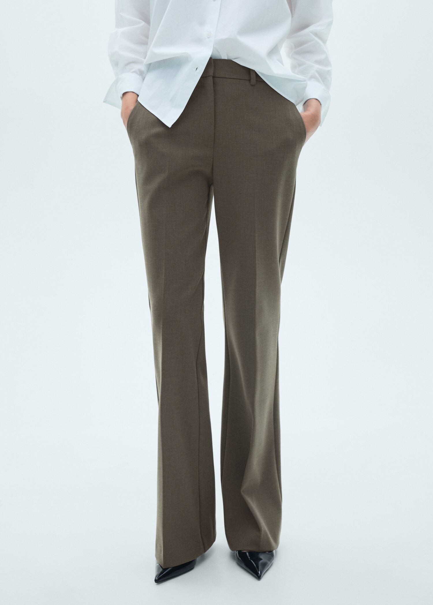 Pantalón flare bolsillos - Plano medio