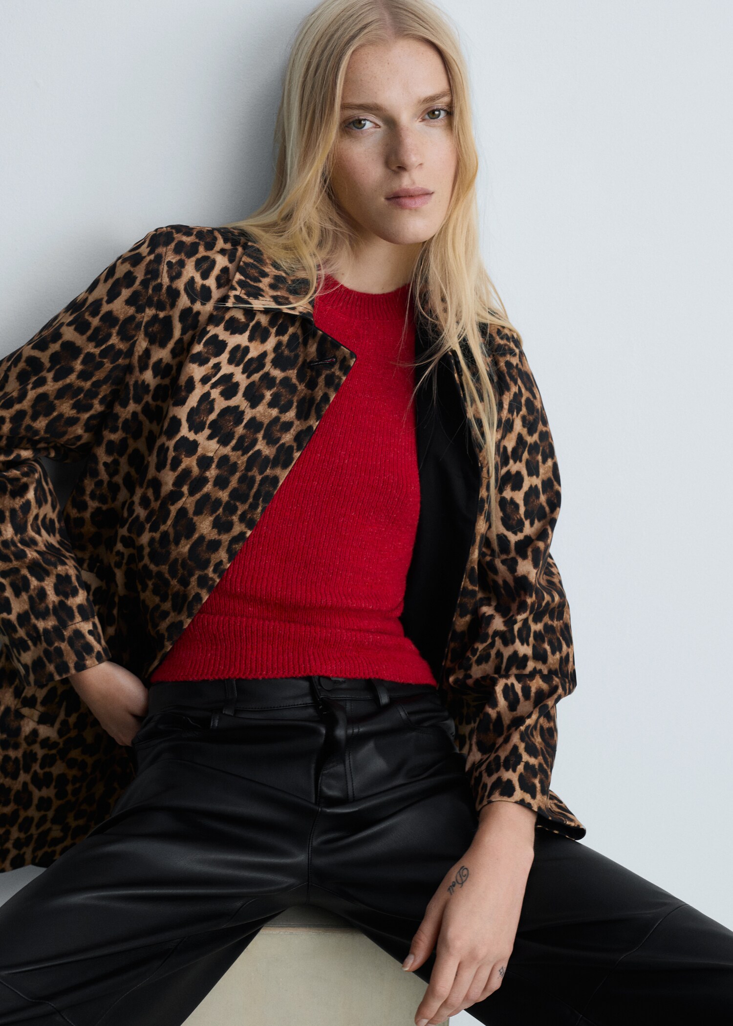 Mid-rise leather effect trousers - Details of the article 2