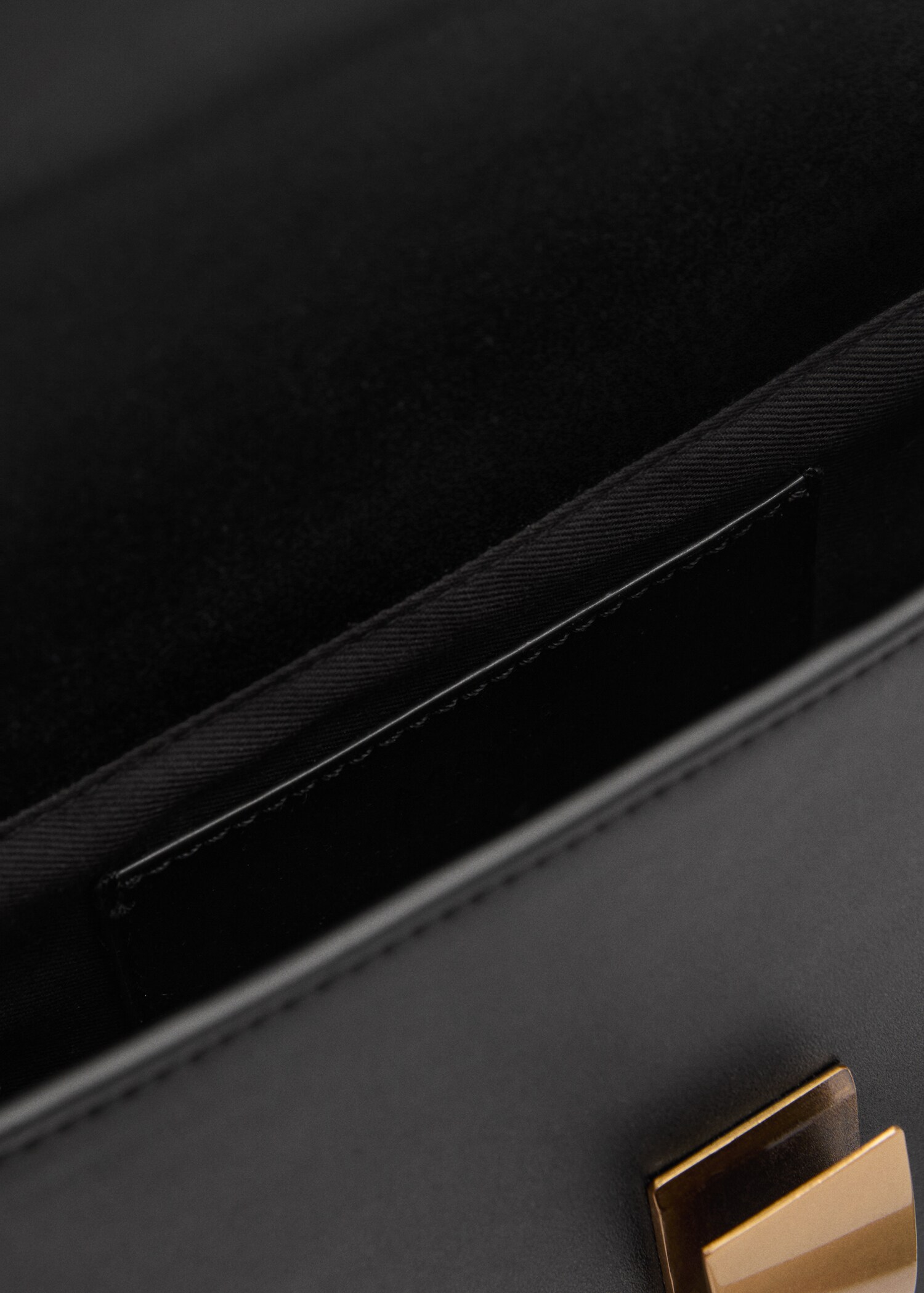 Crossbody bag with metal closure - Details of the article 3