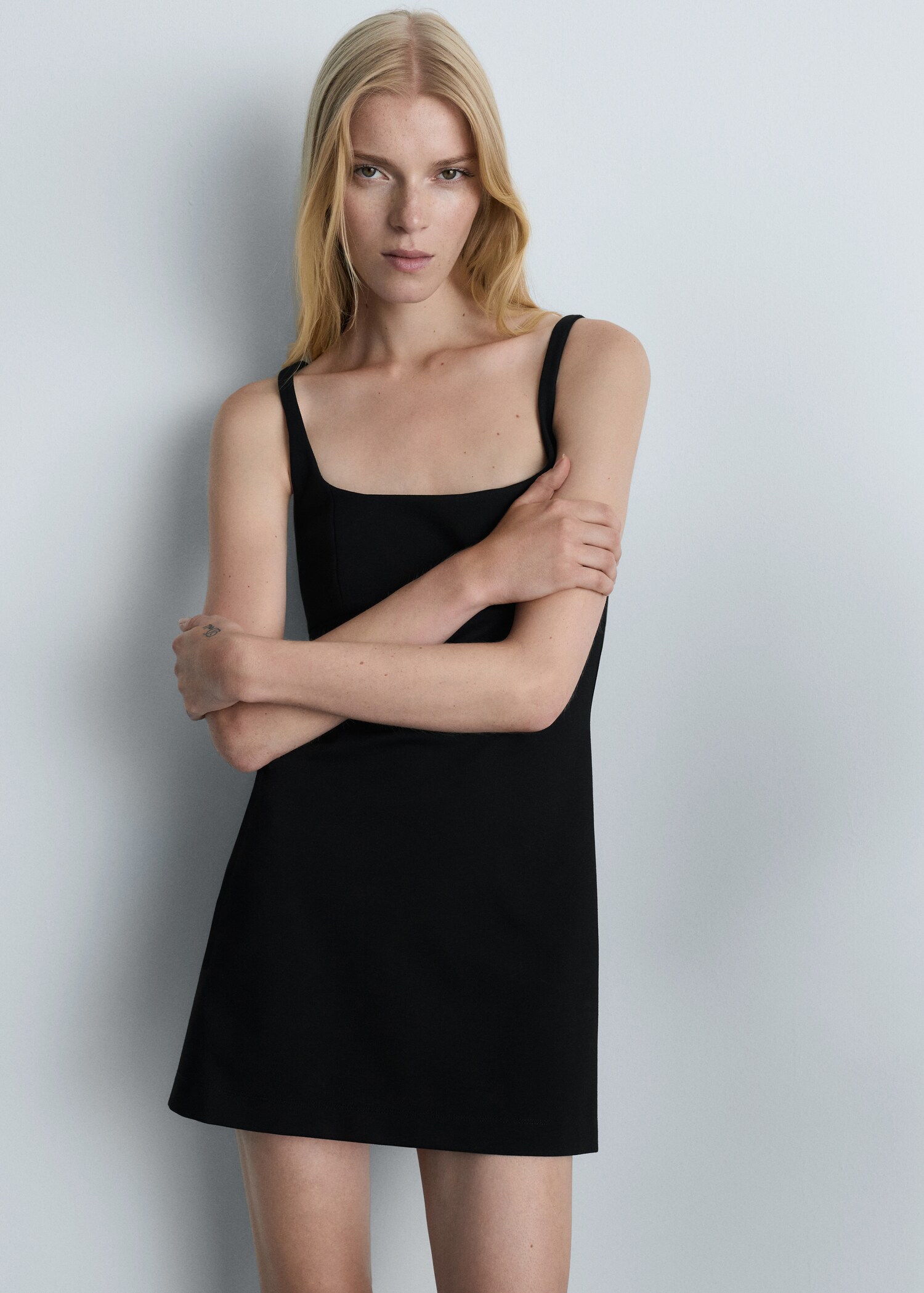 Short dress with square neckline - Medium plane