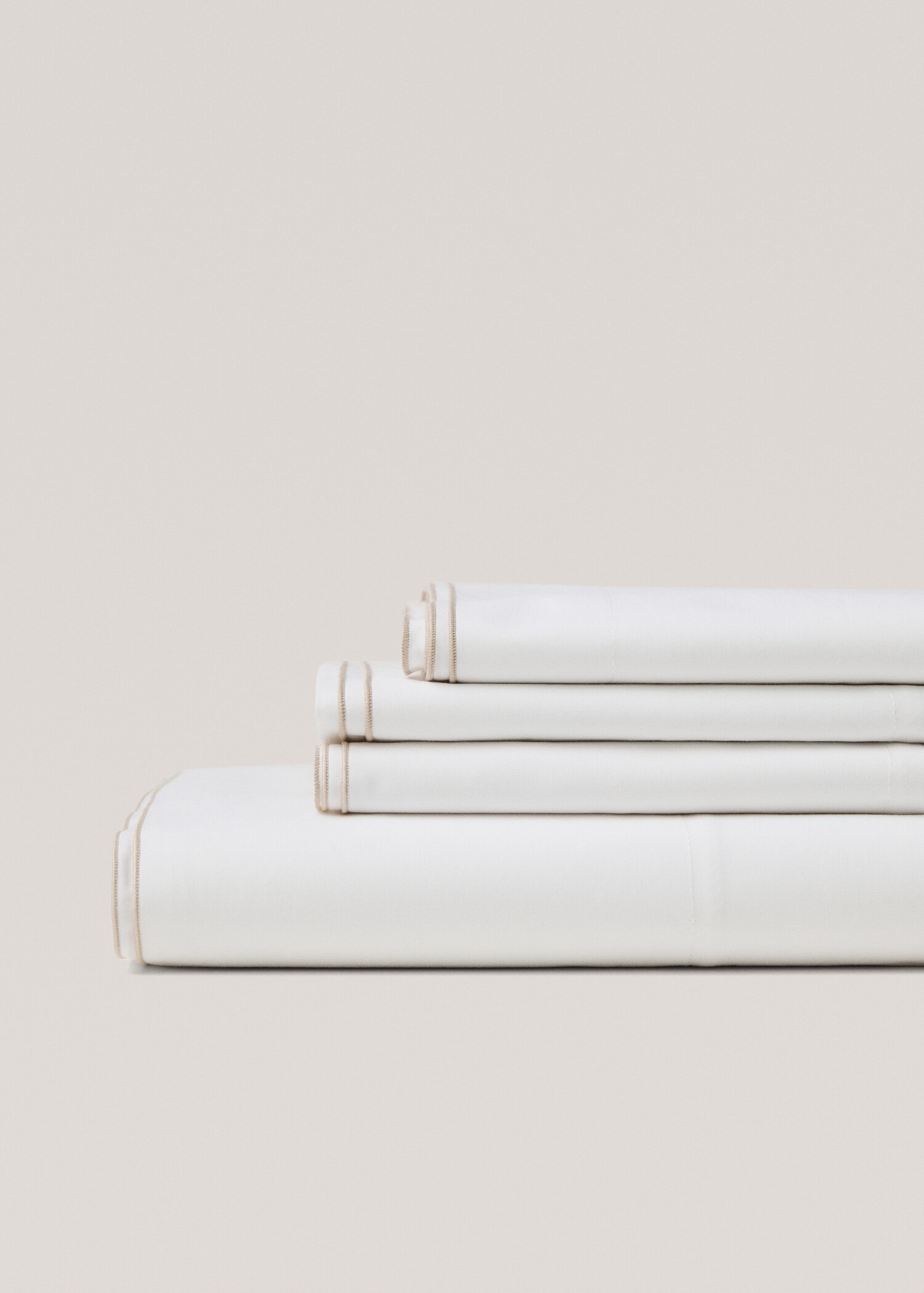 Overlaken med brodert kant, seng 135 cm - Halvtotal bildeutsnitt