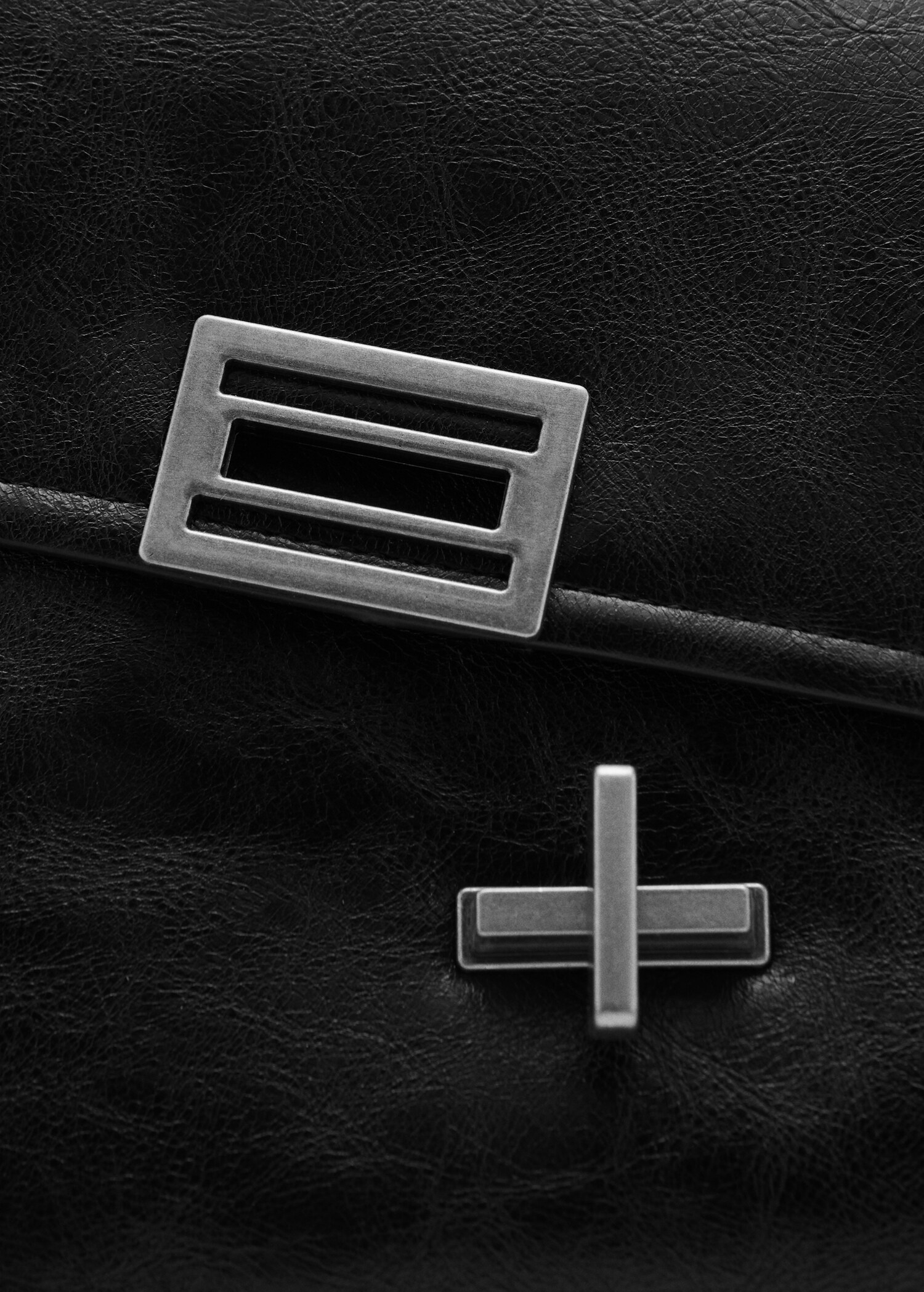 Flap bag with metal closure - Details of the article 2