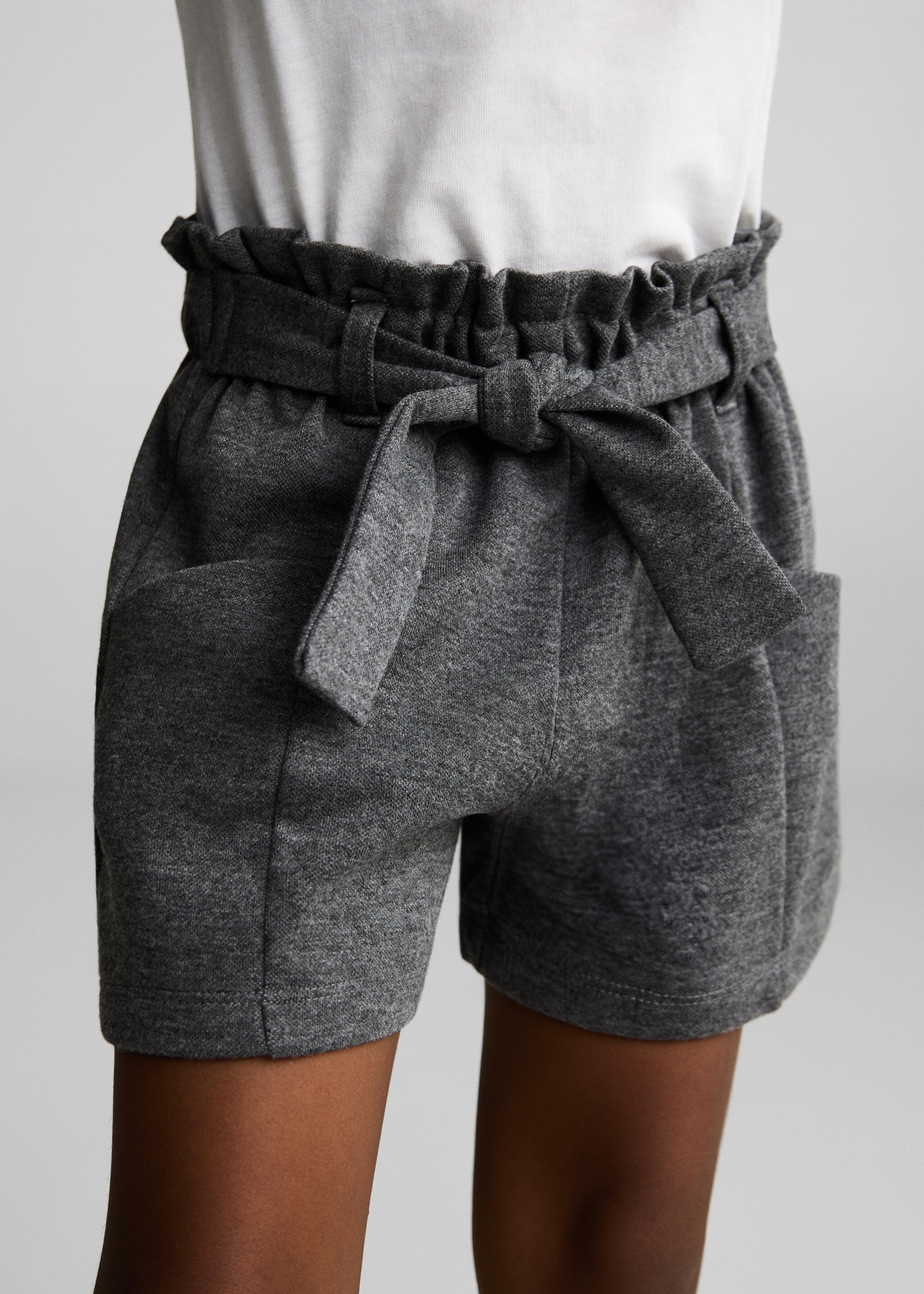 Paperbag shorts with bow - Details of the article 6, Charcoal. Ref: 77057685-00.
