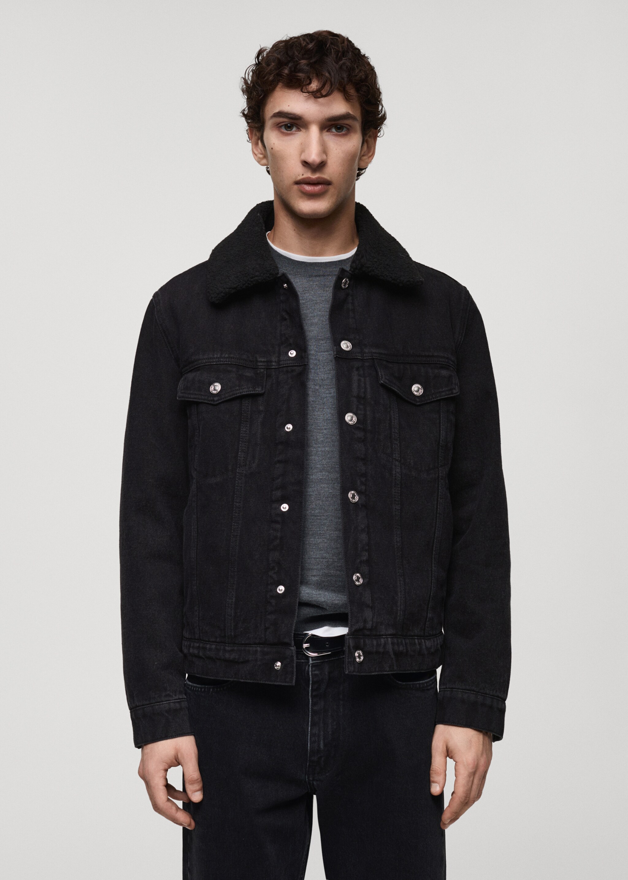 Blouson en jean doublure imitation mouton retourné - Plan moyen