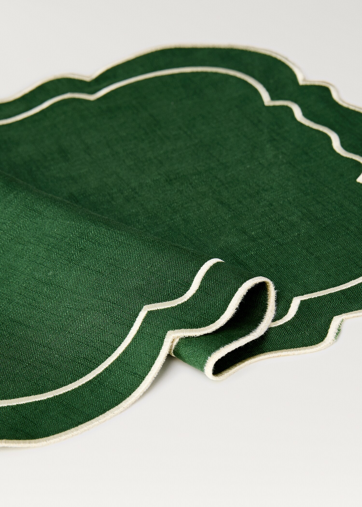 Linen placemat with embroidered trim - Details of the article 1