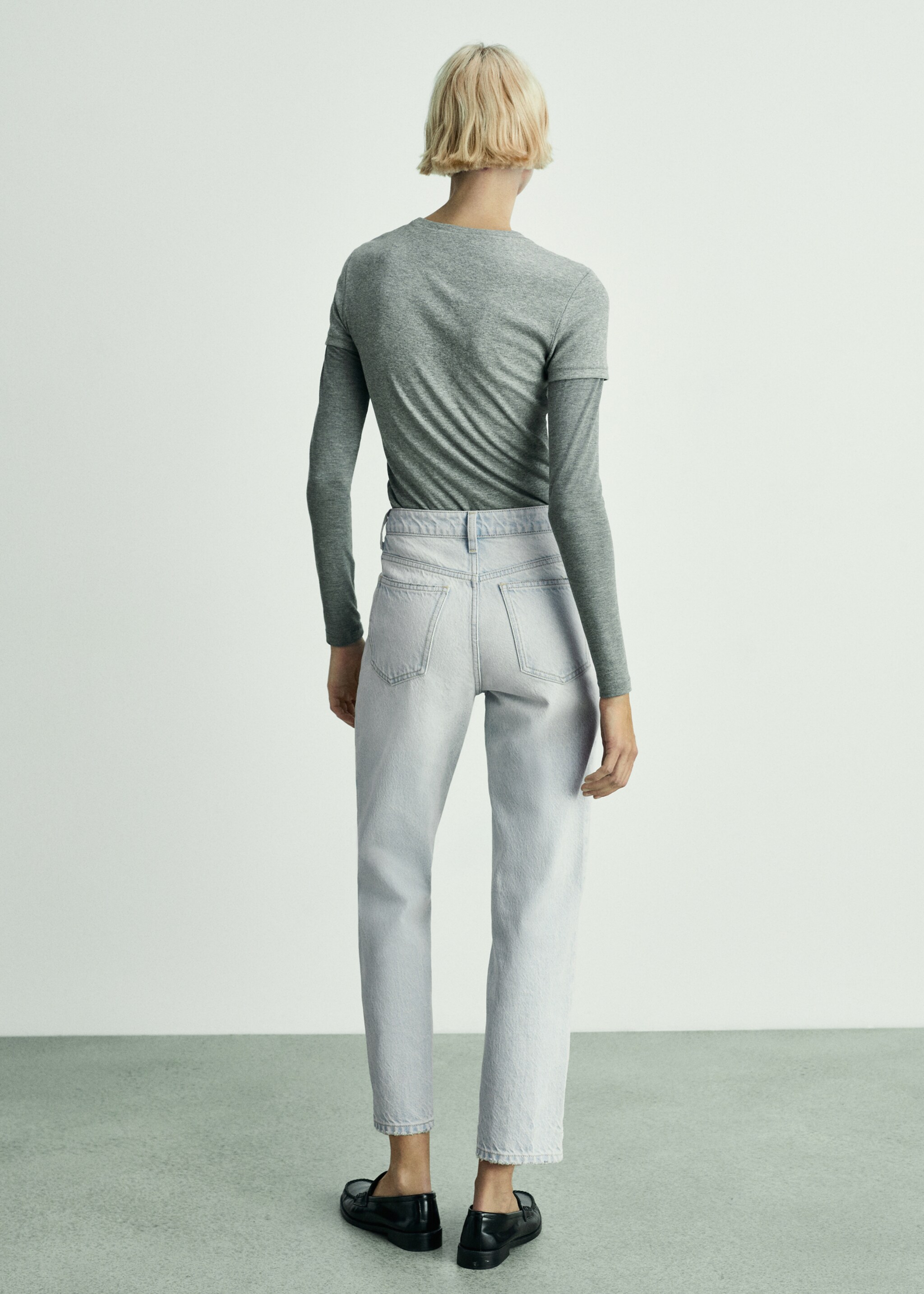 Jeans Newmom confort tiro alto - Reverso del artículo, Azul bleach. Ref: 77060366-00.